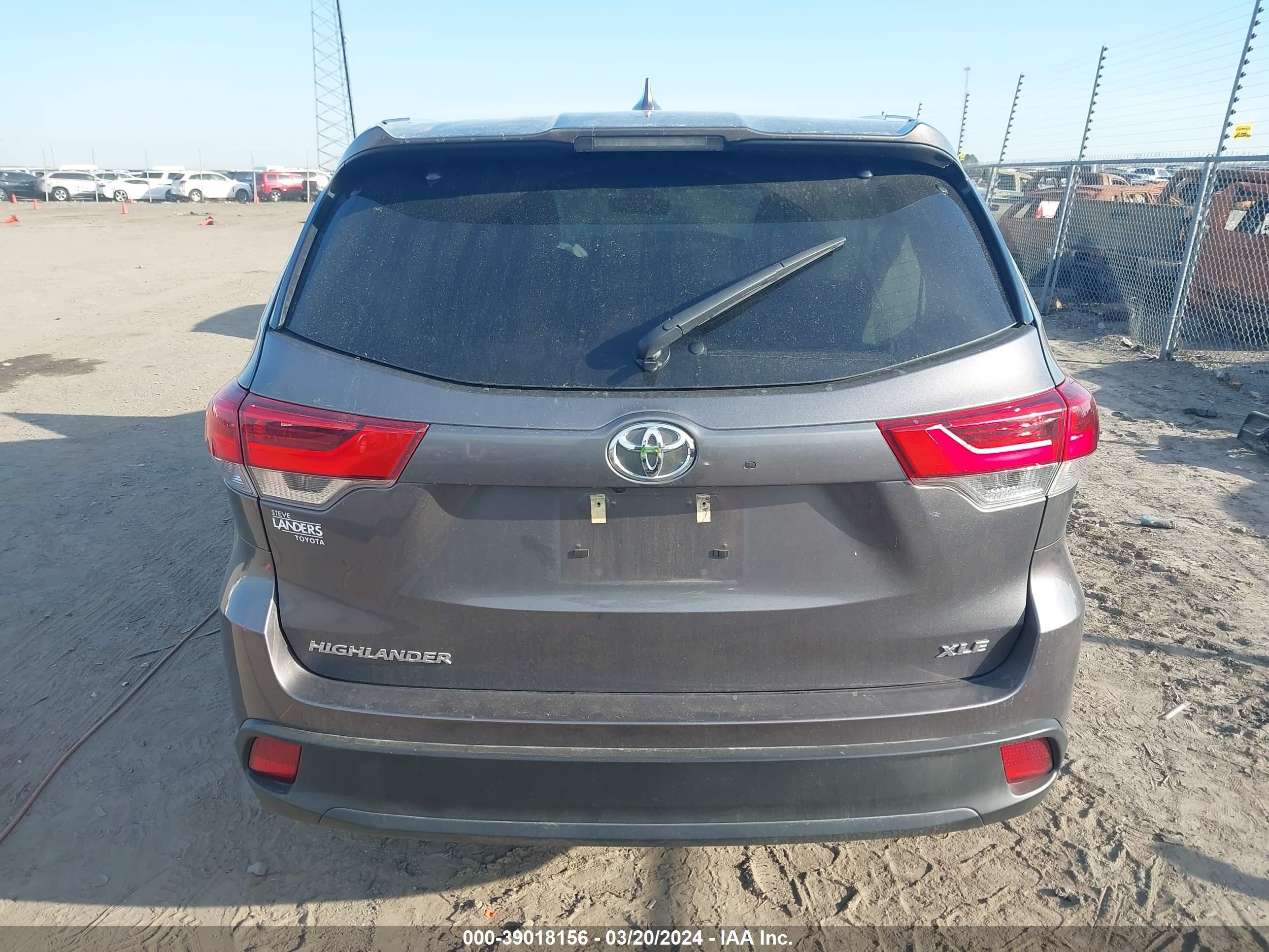 Photo 15 VIN: 5TDKZRFH8JS285657 - TOYOTA HIGHLANDER 