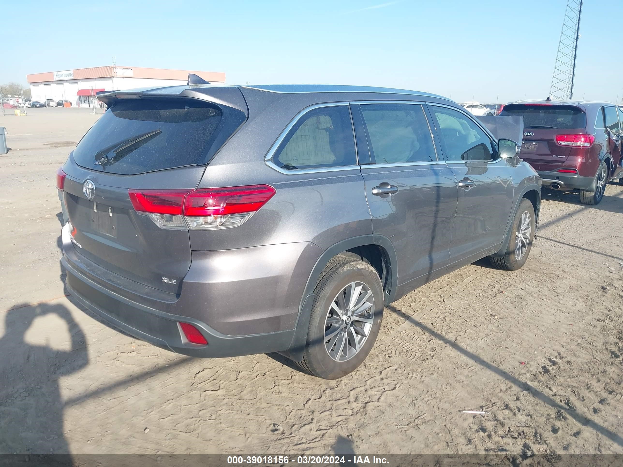 Photo 3 VIN: 5TDKZRFH8JS285657 - TOYOTA HIGHLANDER 