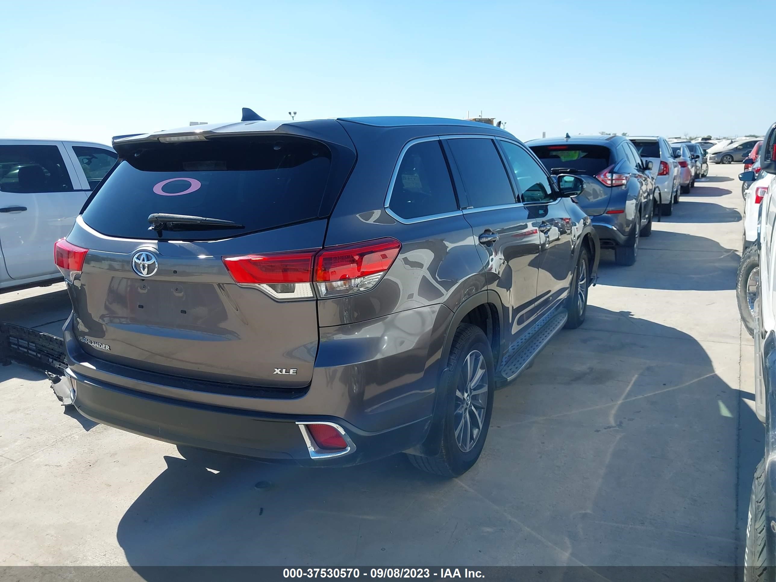 Photo 3 VIN: 5TDKZRFH8JS546348 - TOYOTA HIGHLANDER 