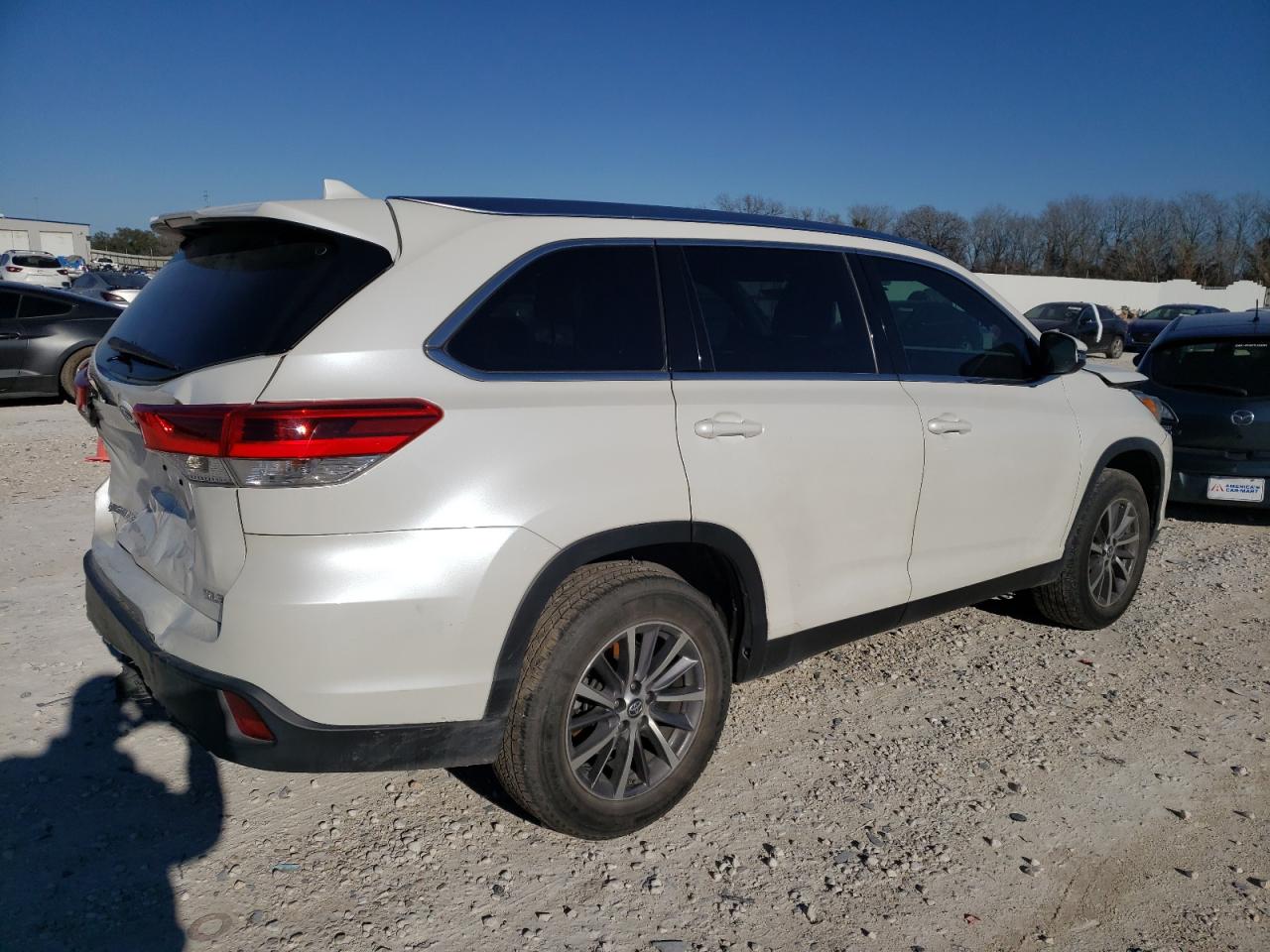 Photo 3 VIN: 5TDKZRFH8KS320571 - TOYOTA HIGHLANDER 