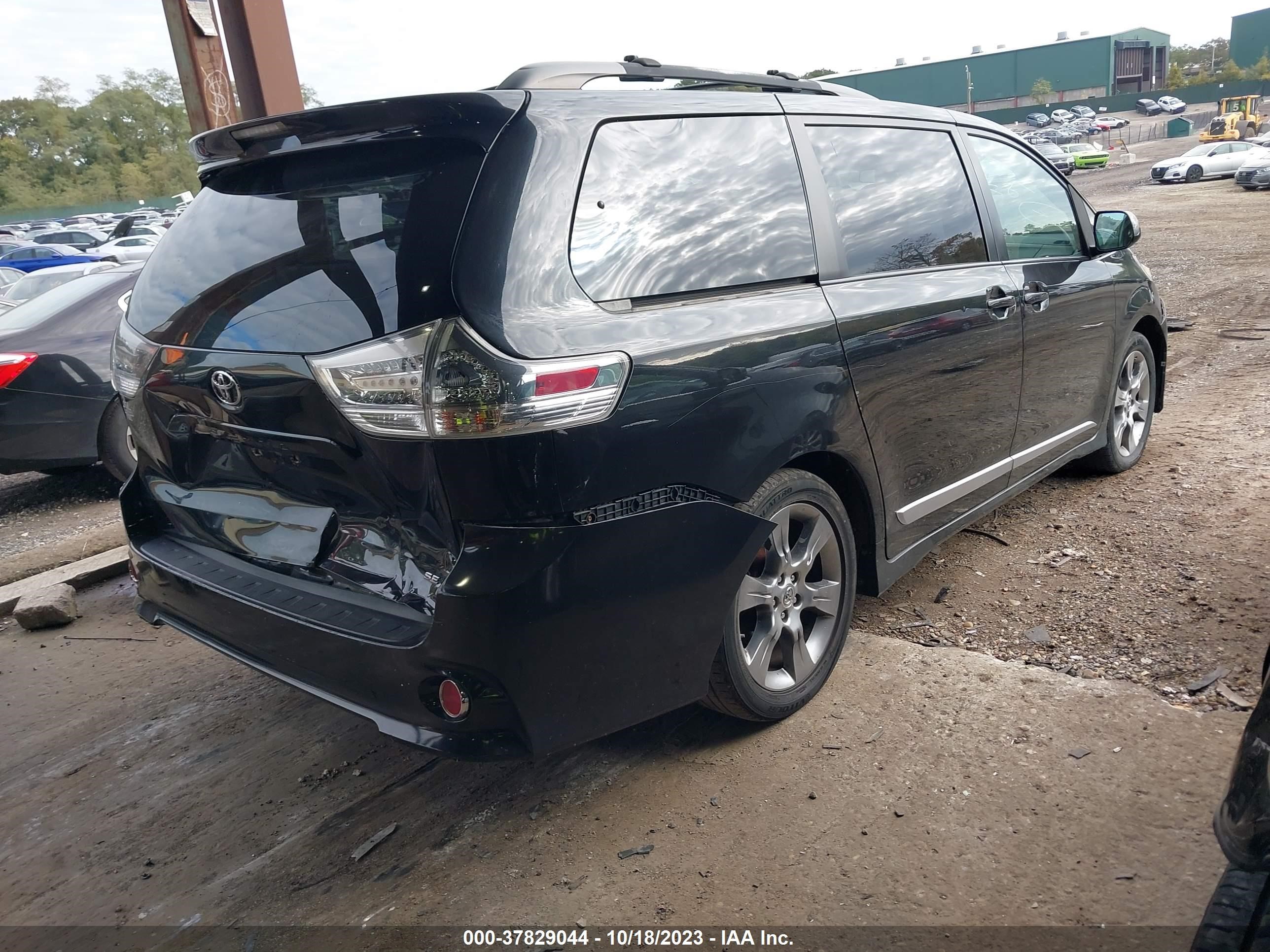 Photo 3 VIN: 5TDXK3DC1BS168471 - TOYOTA SIENNA 