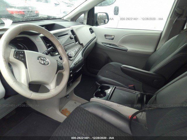 Photo 4 VIN: 5TDXK3DC2BS055130 - TOYOTA SIENNA 