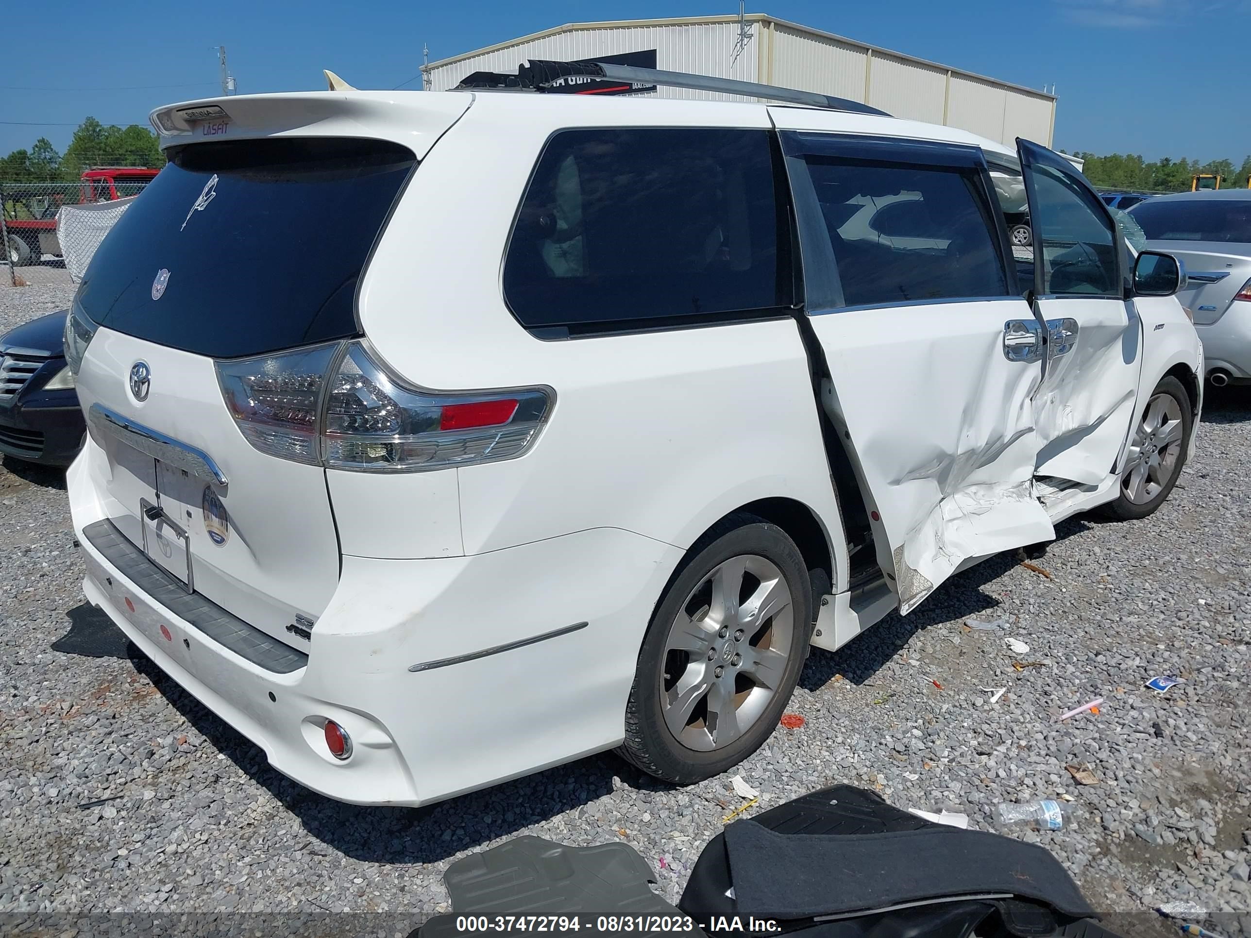 Photo 3 VIN: 5TDXK3DC2BS077659 - TOYOTA SIENNA 