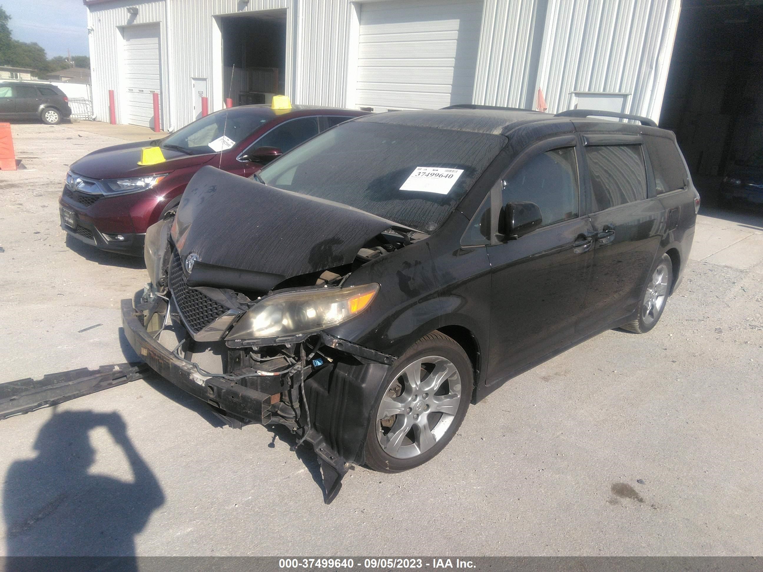 Photo 1 VIN: 5TDXK3DC2BS157463 - TOYOTA SIENNA 