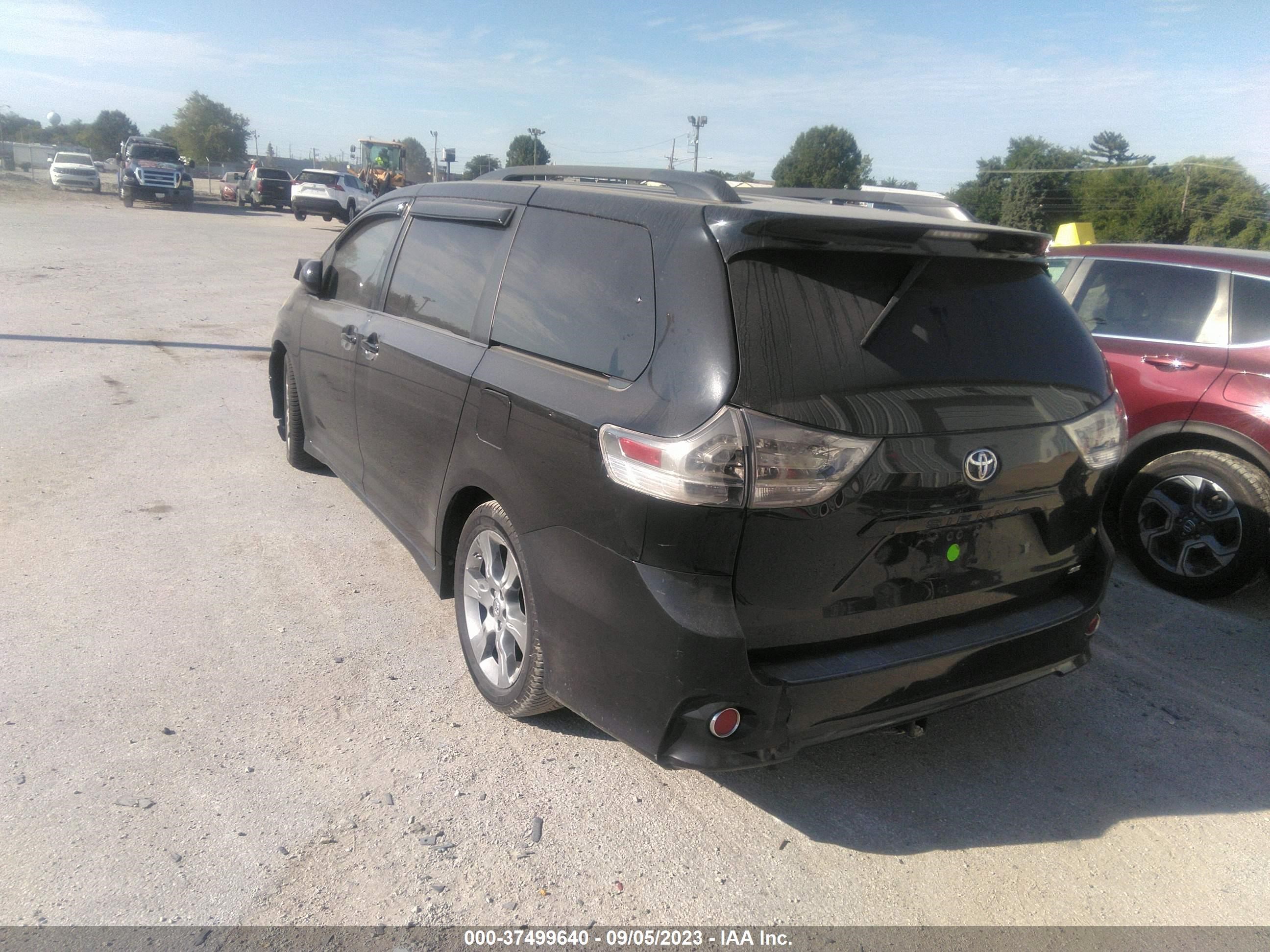 Photo 2 VIN: 5TDXK3DC2BS157463 - TOYOTA SIENNA 