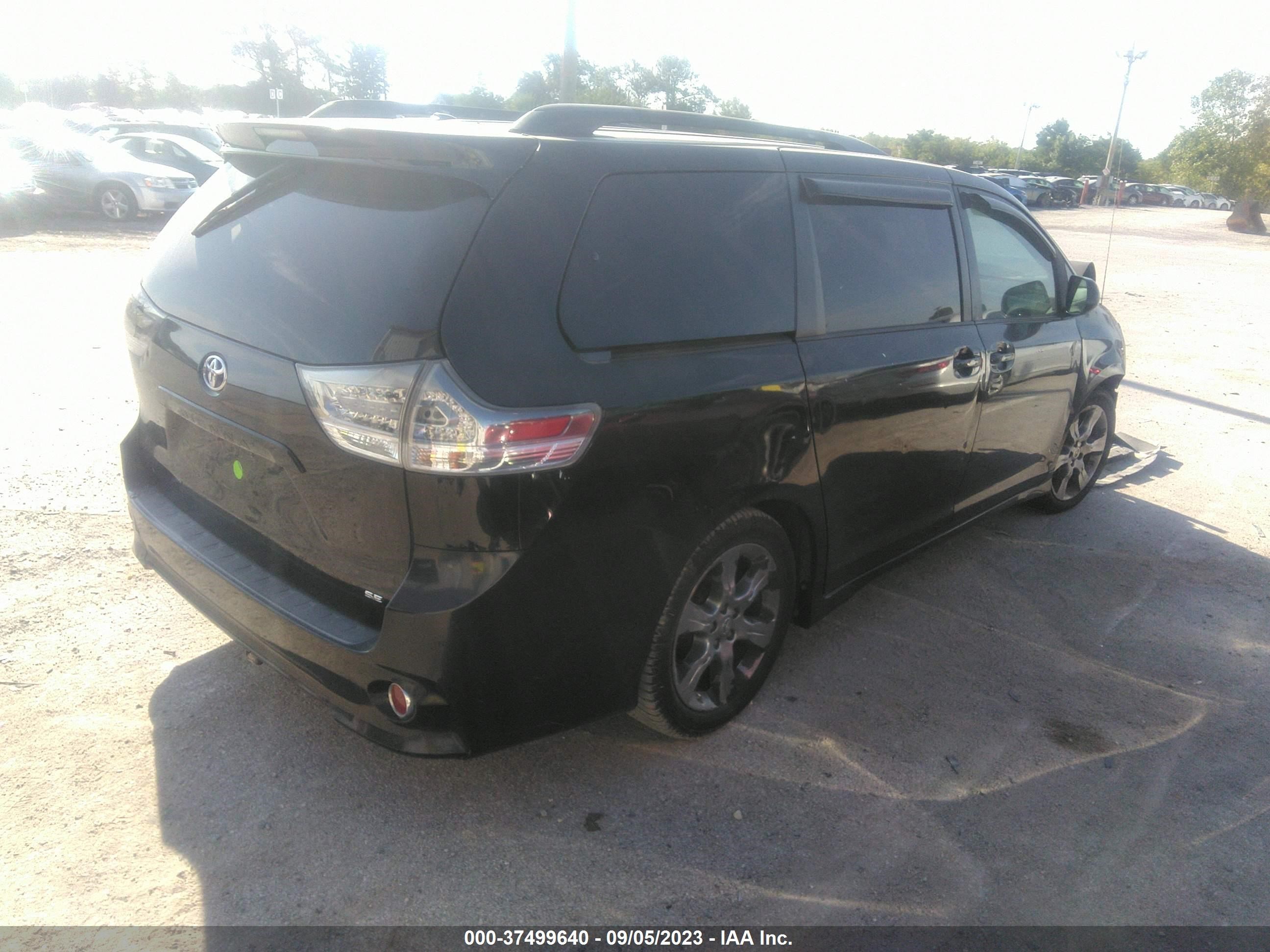 Photo 3 VIN: 5TDXK3DC2BS157463 - TOYOTA SIENNA 