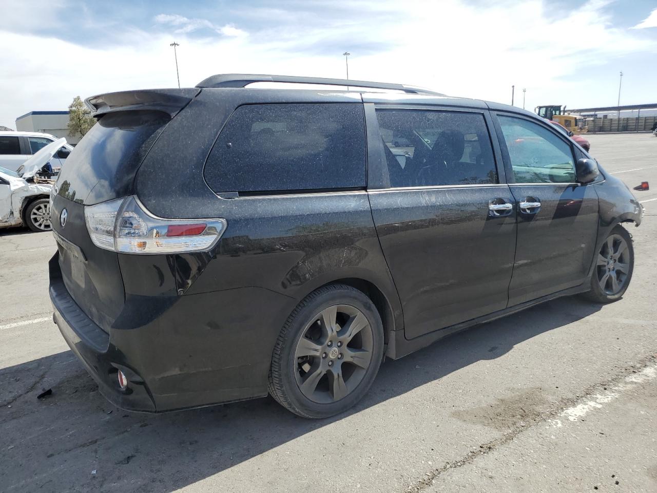 Photo 2 VIN: 5TDXK3DC2GS704318 - TOYOTA SIENNA SE 