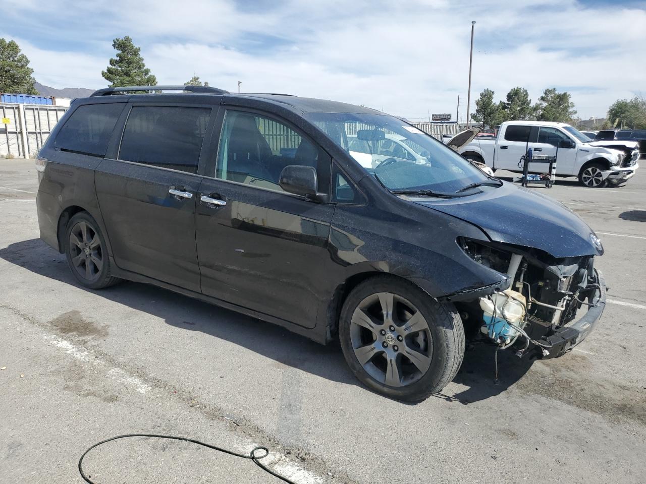 Photo 3 VIN: 5TDXK3DC2GS704318 - TOYOTA SIENNA SE 