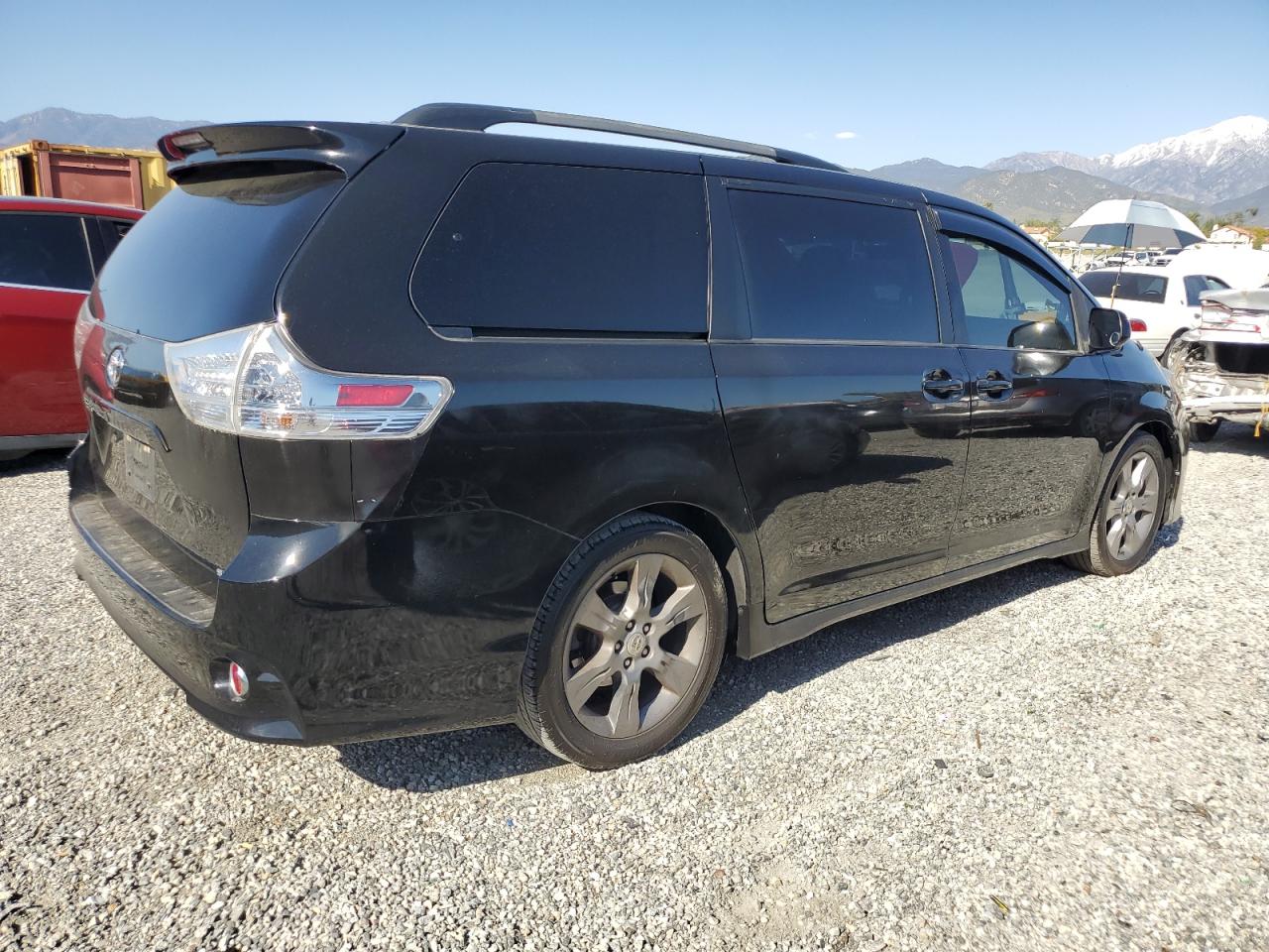 Photo 2 VIN: 5TDXK3DC3BS163157 - TOYOTA SIENNA 