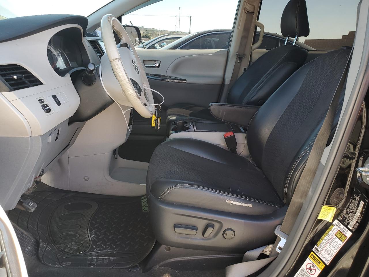 Photo 6 VIN: 5TDXK3DC3BS163157 - TOYOTA SIENNA 