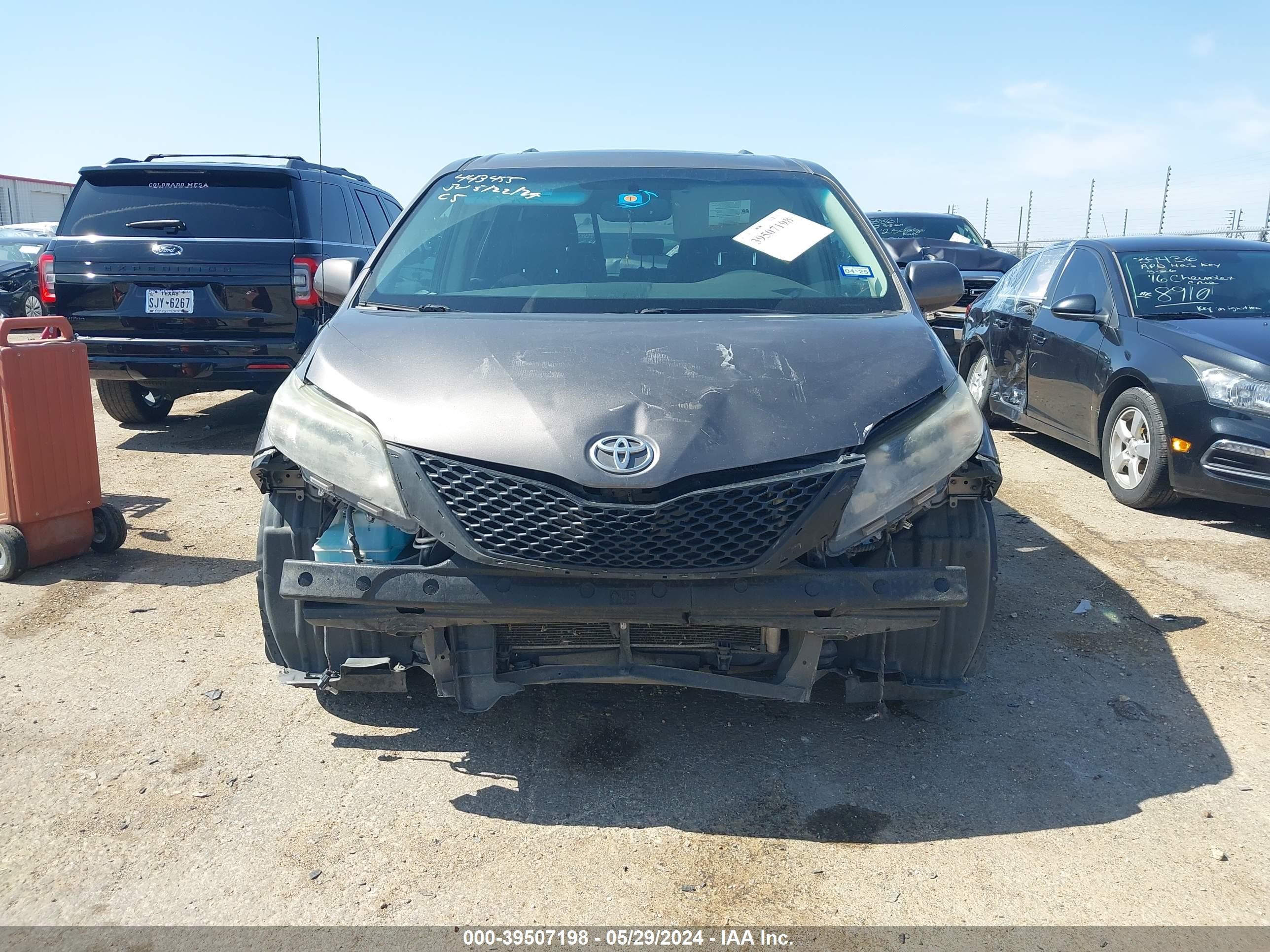 Photo 10 VIN: 5TDXK3DC3DS366388 - TOYOTA SIENNA 