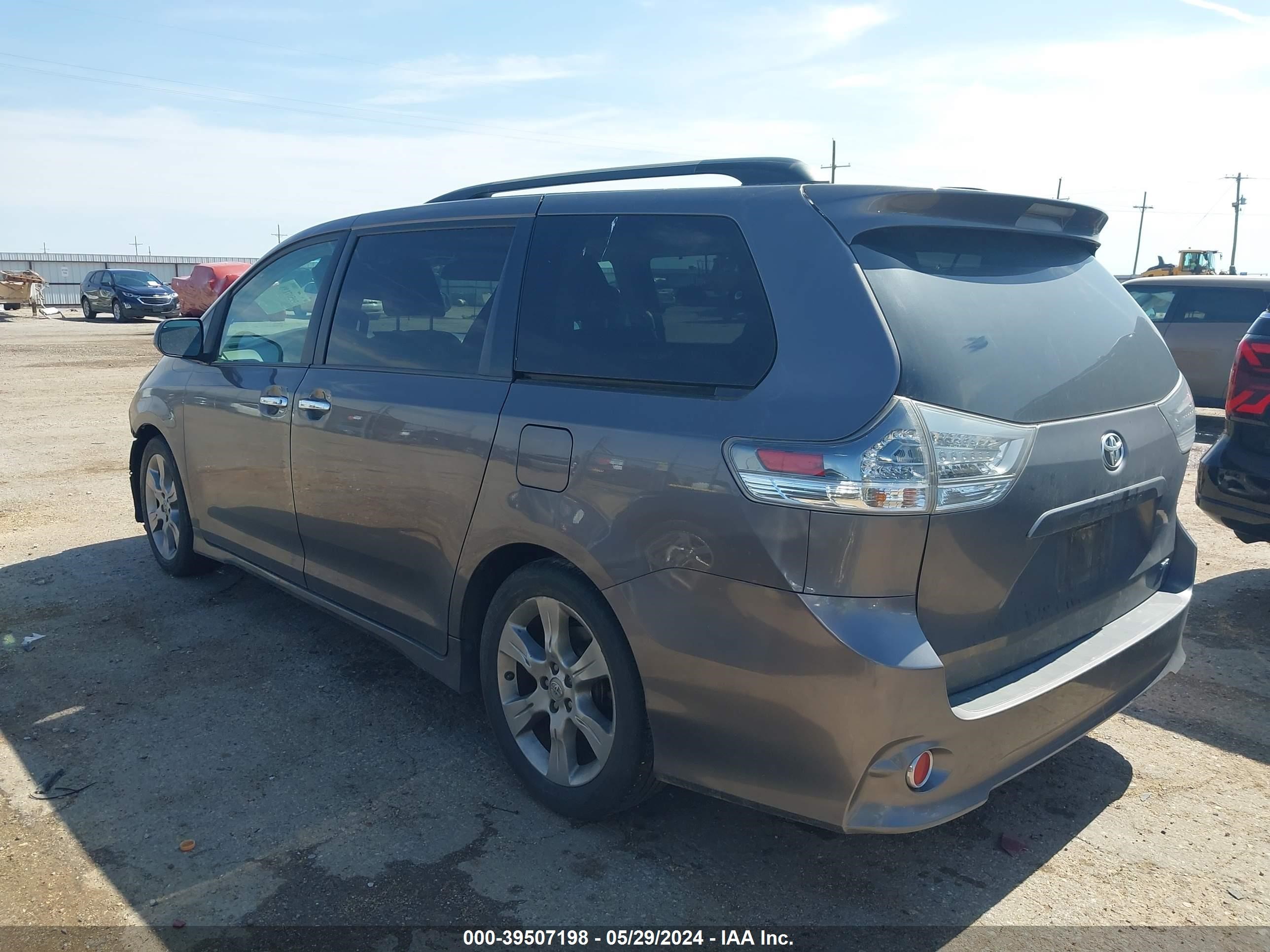 Photo 2 VIN: 5TDXK3DC3DS366388 - TOYOTA SIENNA 