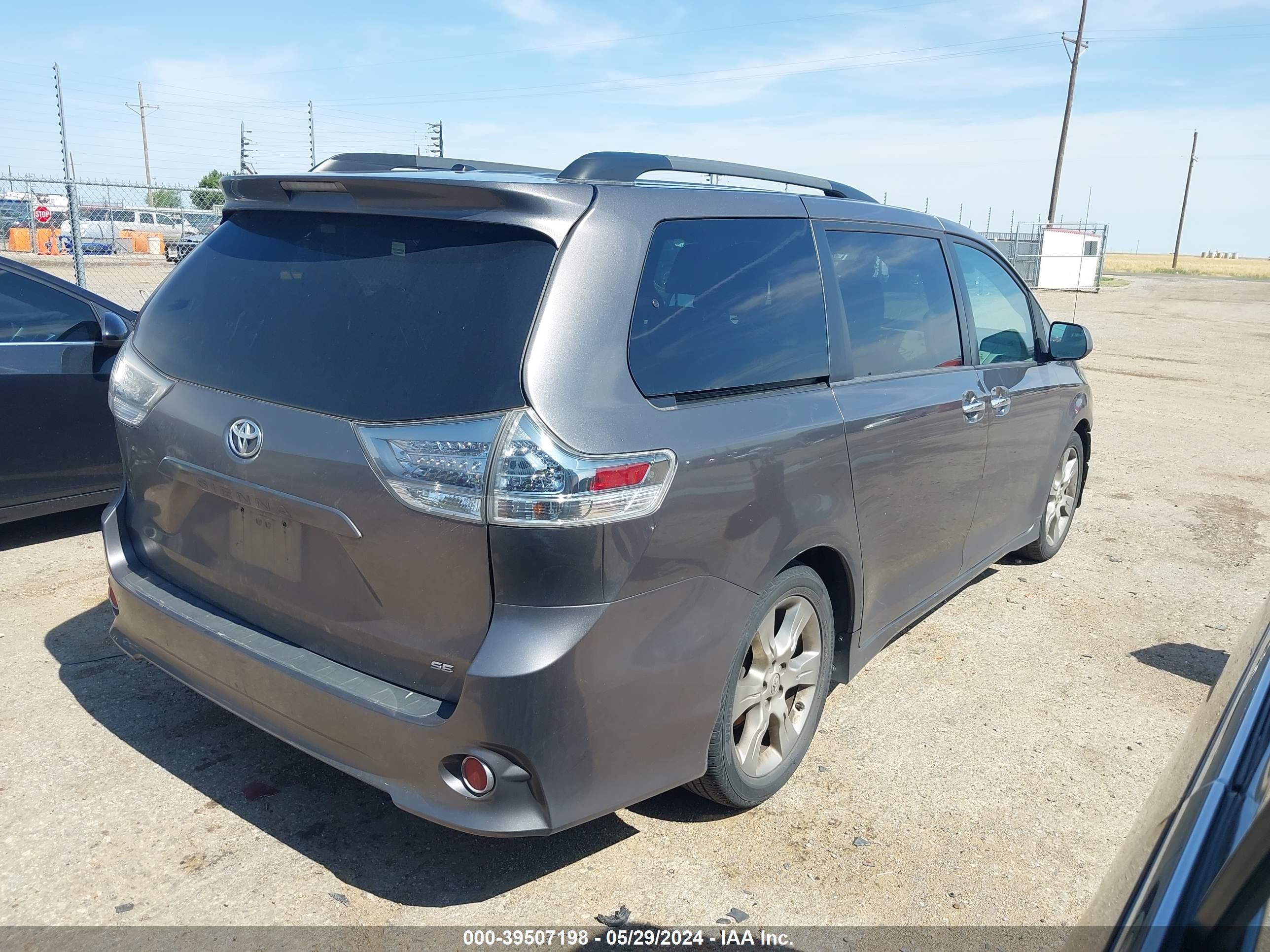 Photo 3 VIN: 5TDXK3DC3DS366388 - TOYOTA SIENNA 