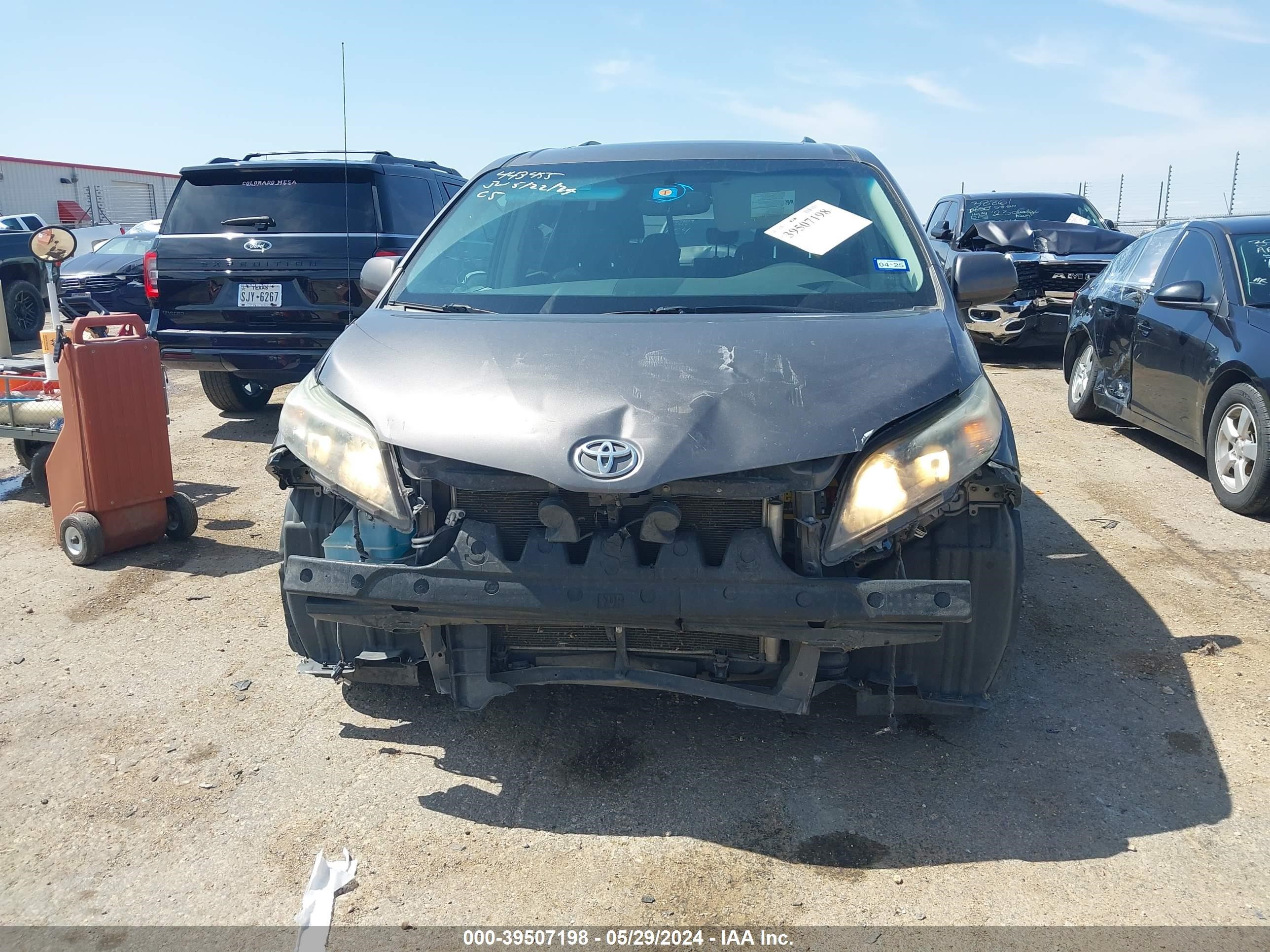 Photo 5 VIN: 5TDXK3DC3DS366388 - TOYOTA SIENNA 