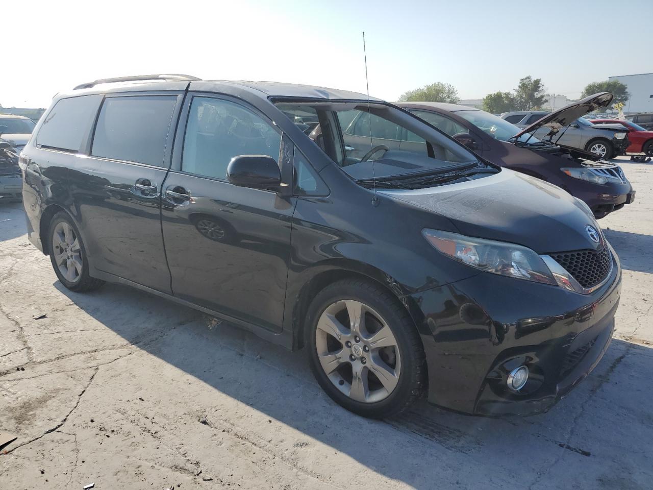 Photo 3 VIN: 5TDXK3DC4BS056361 - TOYOTA SIENNA 