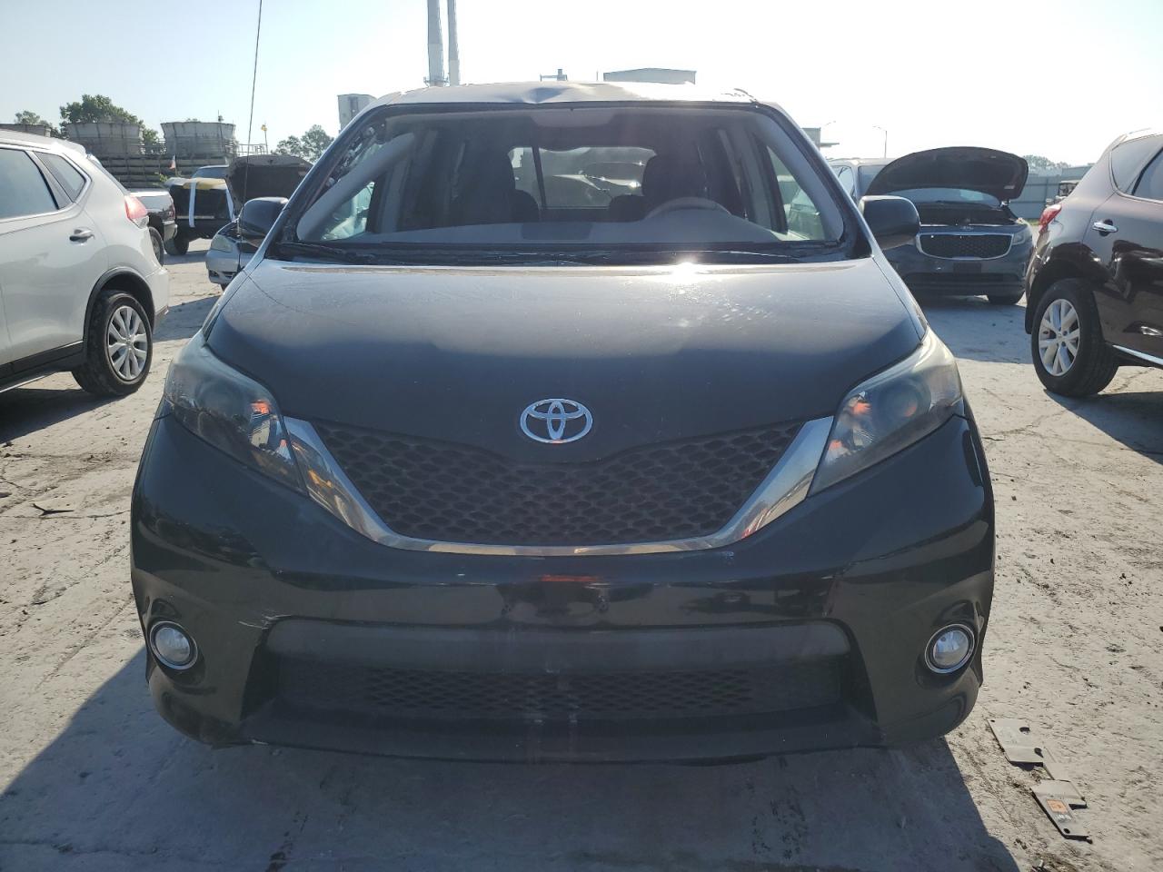 Photo 4 VIN: 5TDXK3DC4BS056361 - TOYOTA SIENNA 