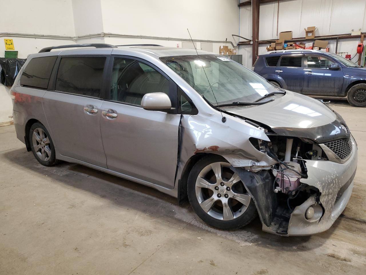 Photo 3 VIN: 5TDXK3DC4BS056926 - TOYOTA SIENNA 