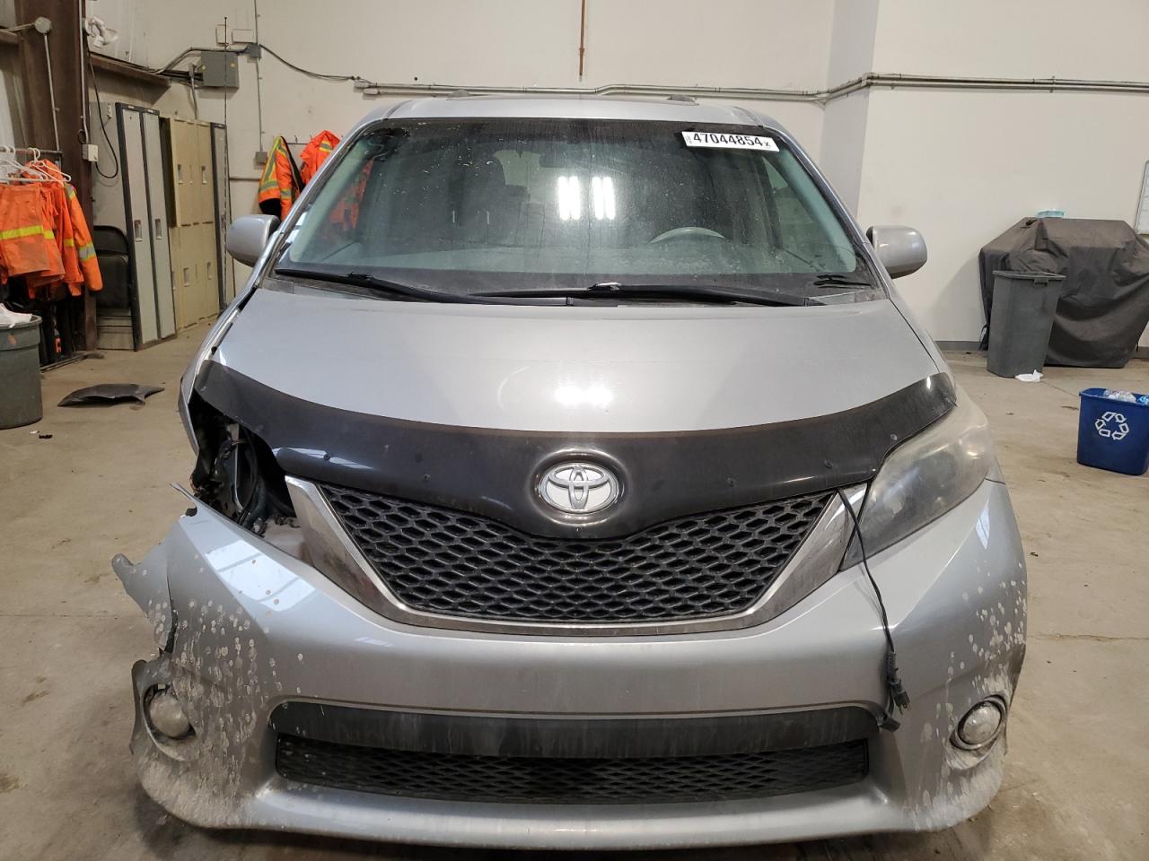 Photo 4 VIN: 5TDXK3DC4BS056926 - TOYOTA SIENNA 