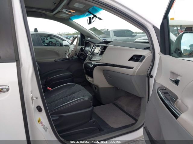 Photo 4 VIN: 5TDXK3DC4DS340740 - TOYOTA SIENNA 