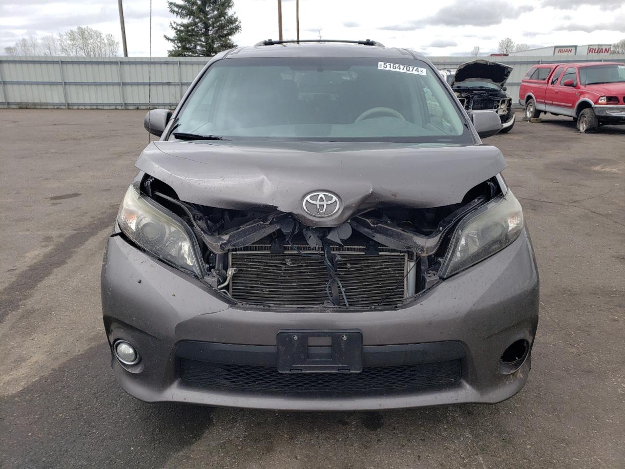 Photo 4 VIN: 5TDXK3DC5CS190619 - TOYOTA SIENNA 