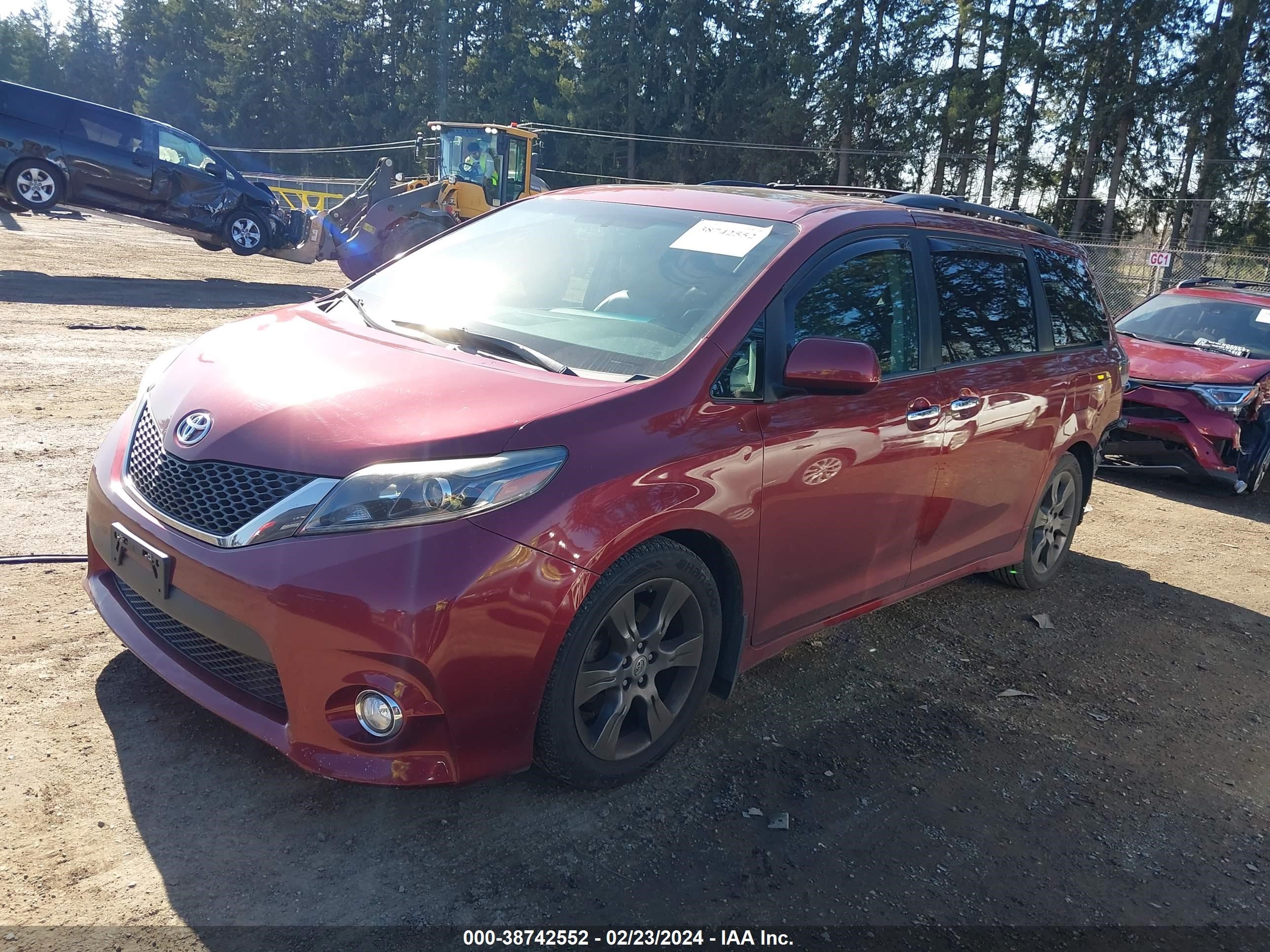 Photo 1 VIN: 5TDXK3DC5GS739435 - TOYOTA SIENNA 