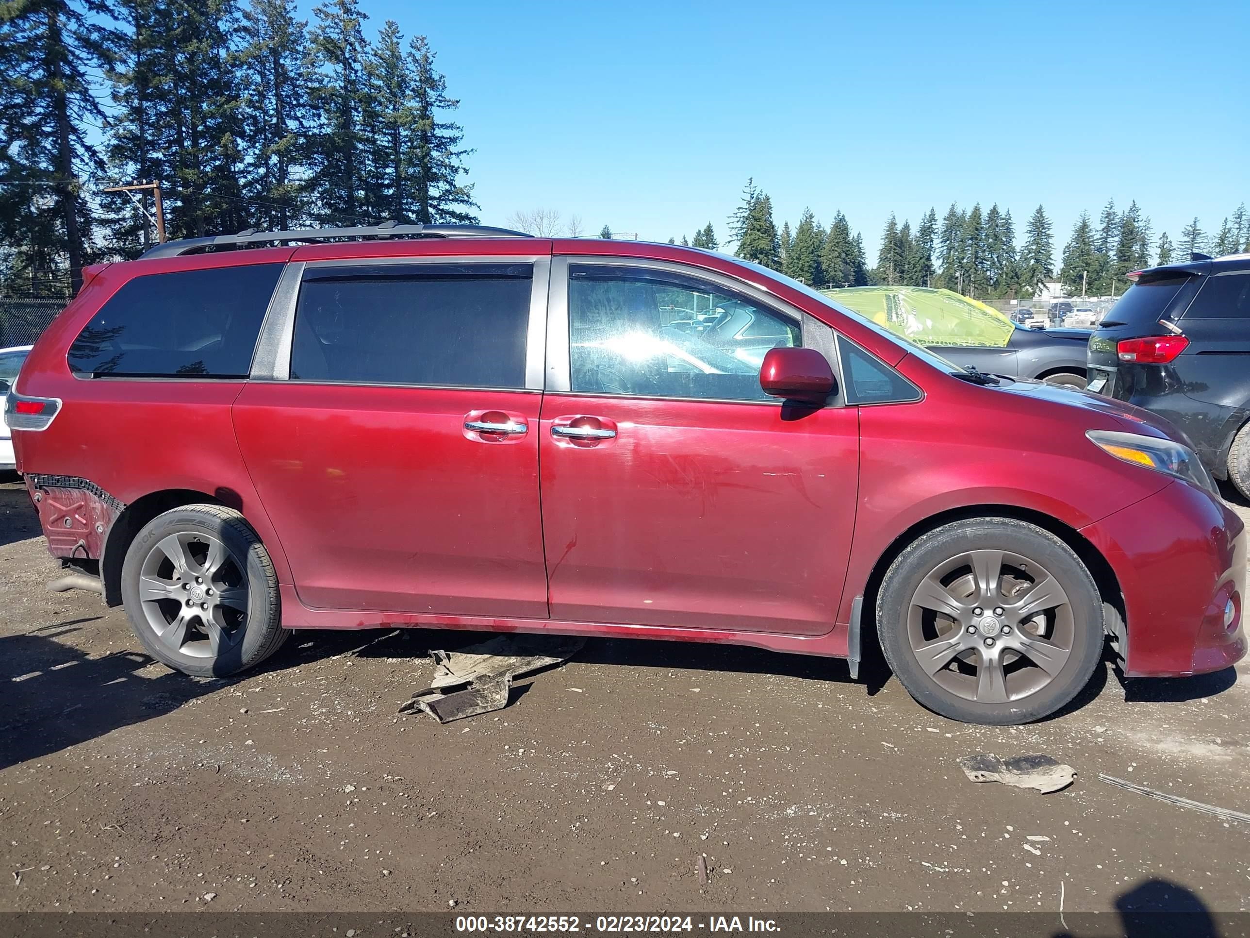 Photo 13 VIN: 5TDXK3DC5GS739435 - TOYOTA SIENNA 