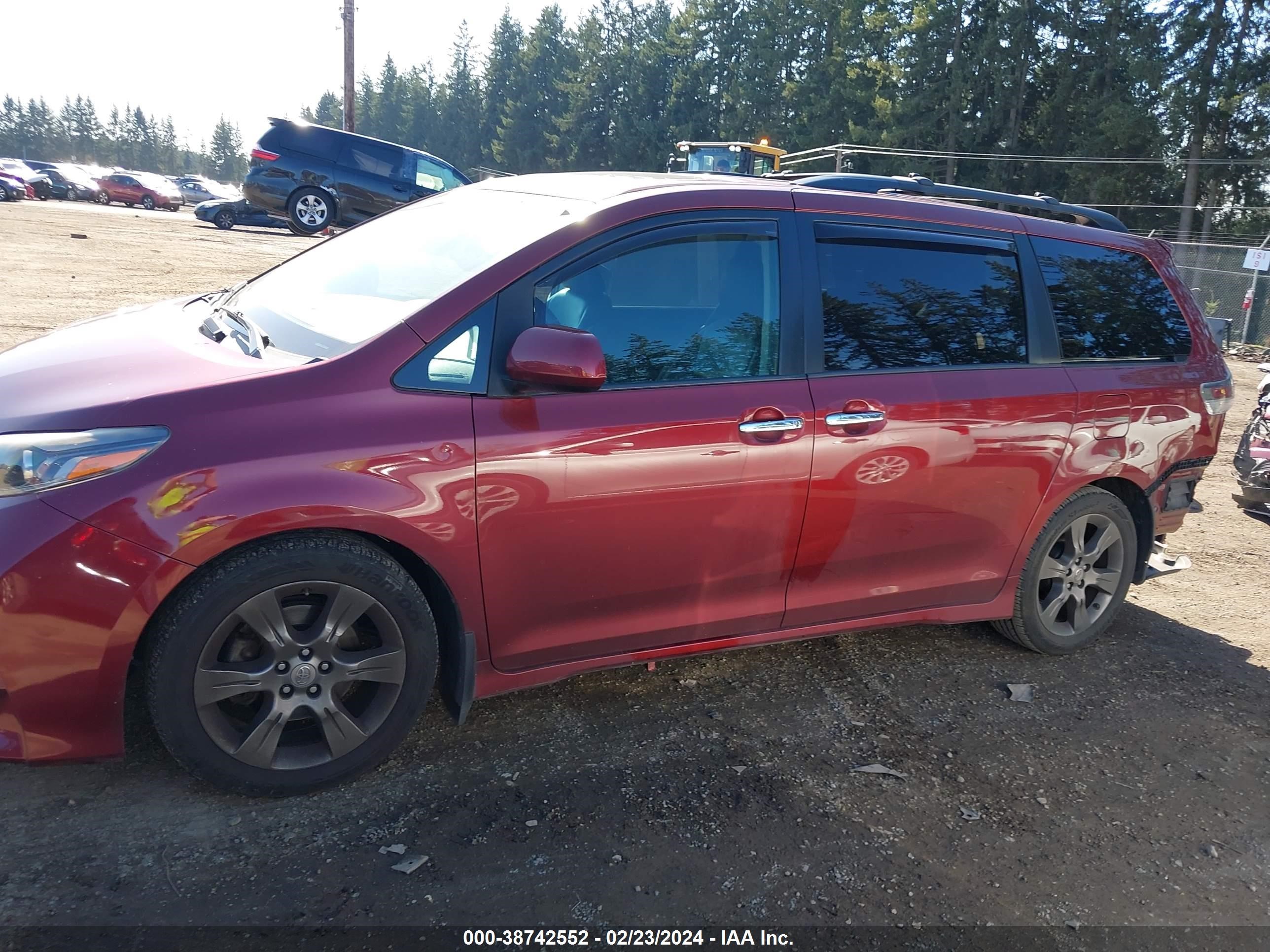 Photo 14 VIN: 5TDXK3DC5GS739435 - TOYOTA SIENNA 