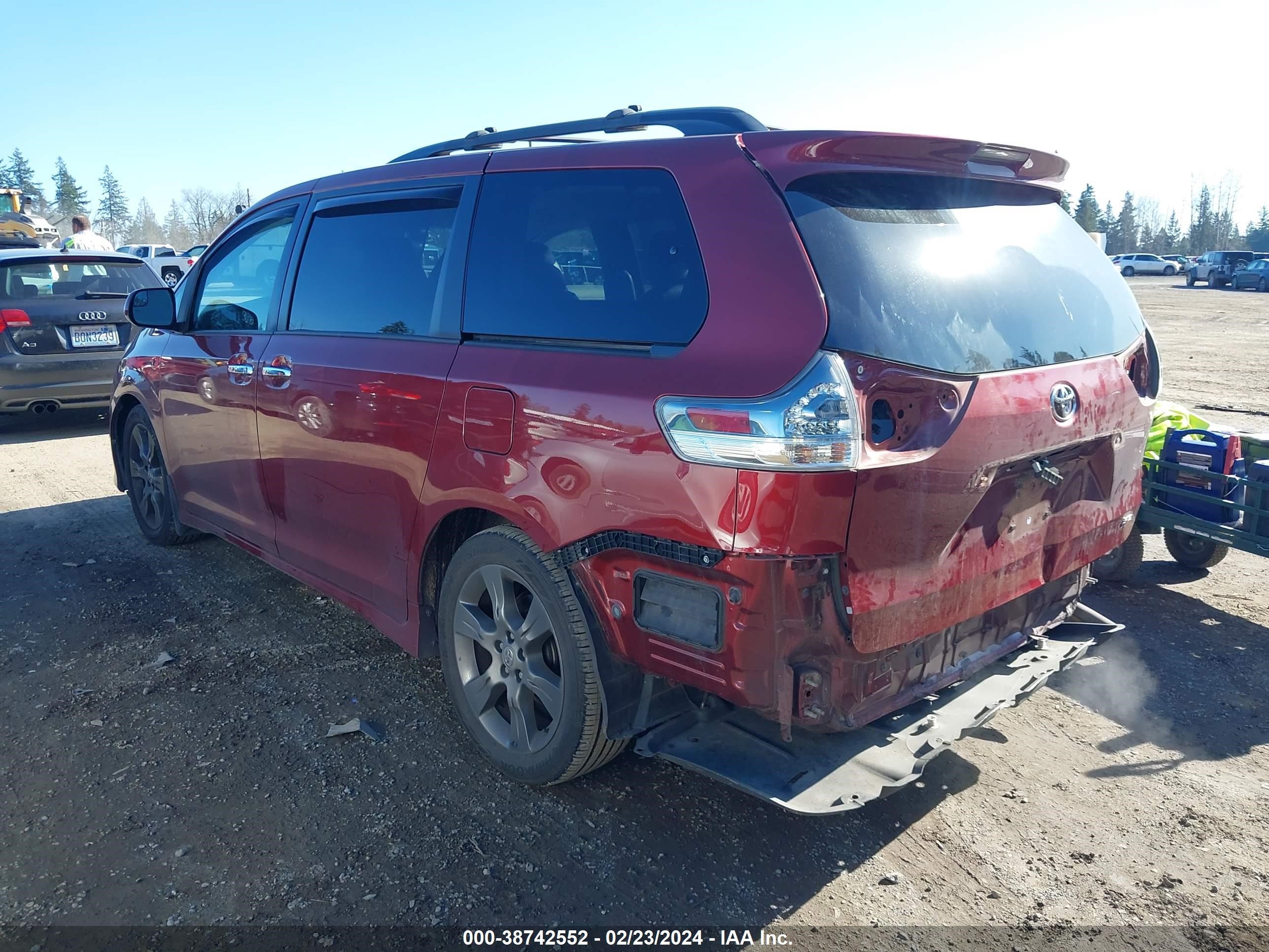 Photo 2 VIN: 5TDXK3DC5GS739435 - TOYOTA SIENNA 