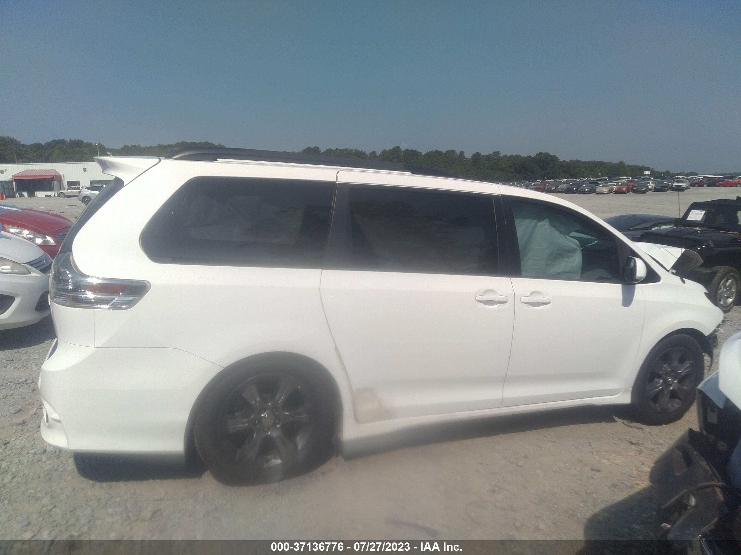 Photo 12 VIN: 5TDXK3DC6CS231887 - TOYOTA SIENNA 