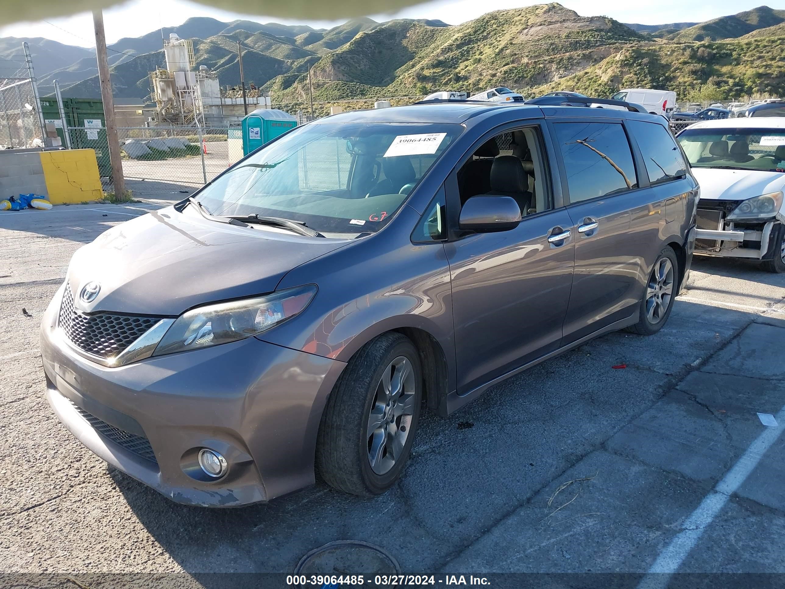 Photo 1 VIN: 5TDXK3DC6ES511697 - TOYOTA SIENNA 