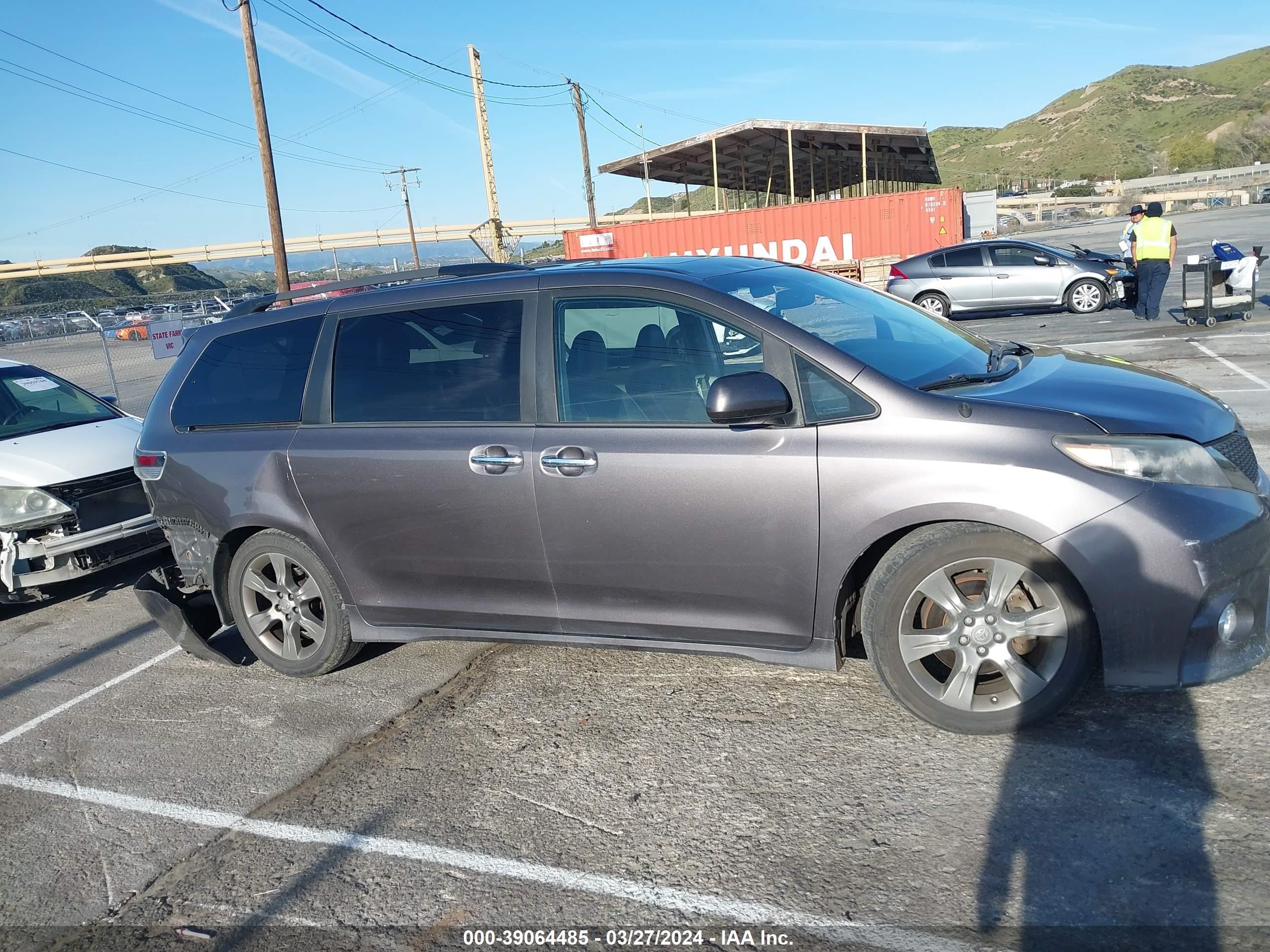 Photo 12 VIN: 5TDXK3DC6ES511697 - TOYOTA SIENNA 