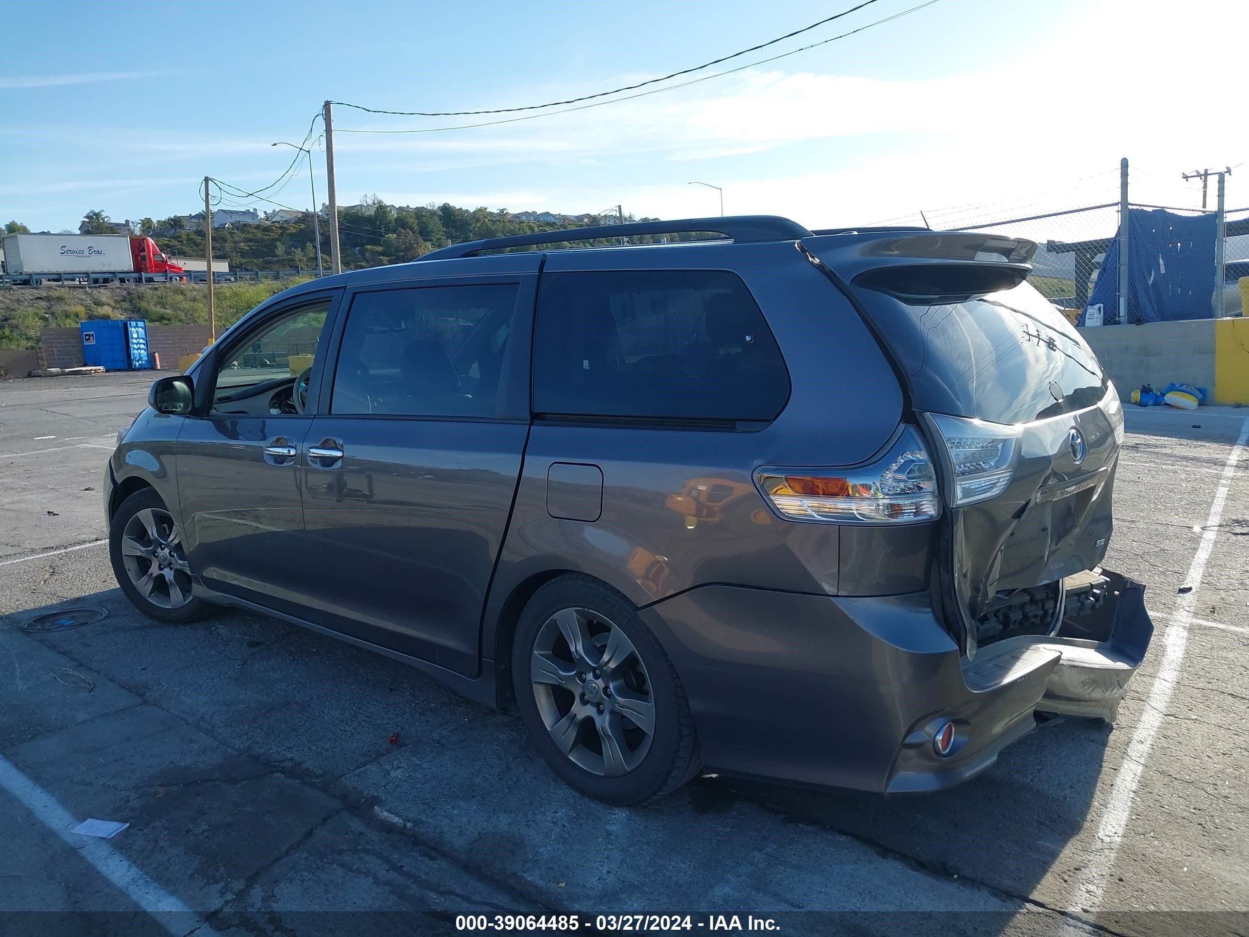 Photo 2 VIN: 5TDXK3DC6ES511697 - TOYOTA SIENNA 