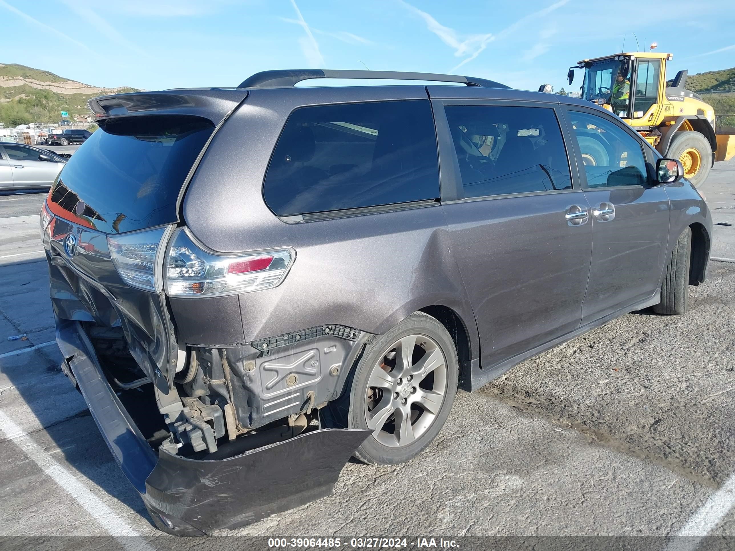 Photo 3 VIN: 5TDXK3DC6ES511697 - TOYOTA SIENNA 