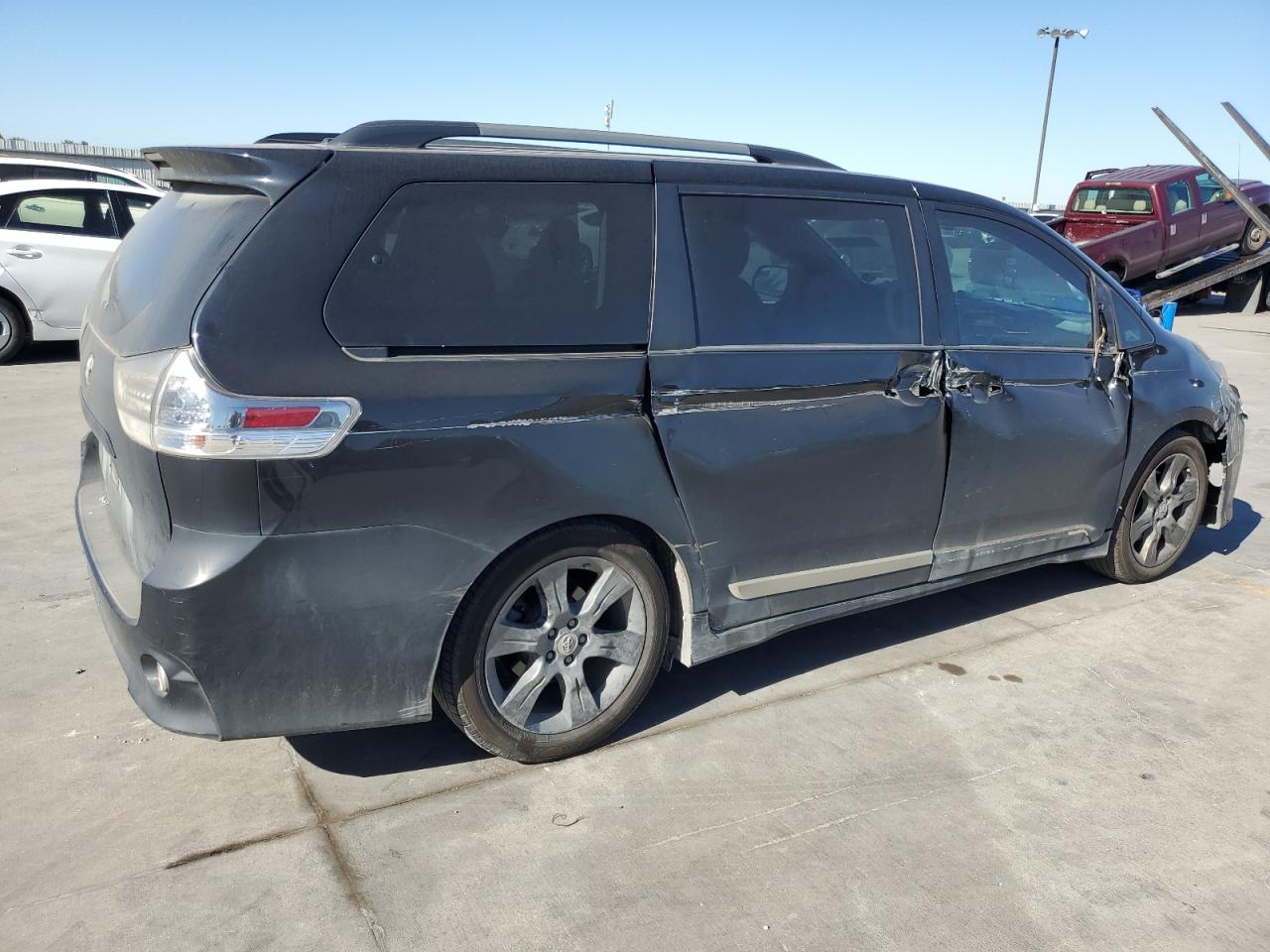 Photo 2 VIN: 5TDXK3DC6GS733174 - TOYOTA SIENNA 