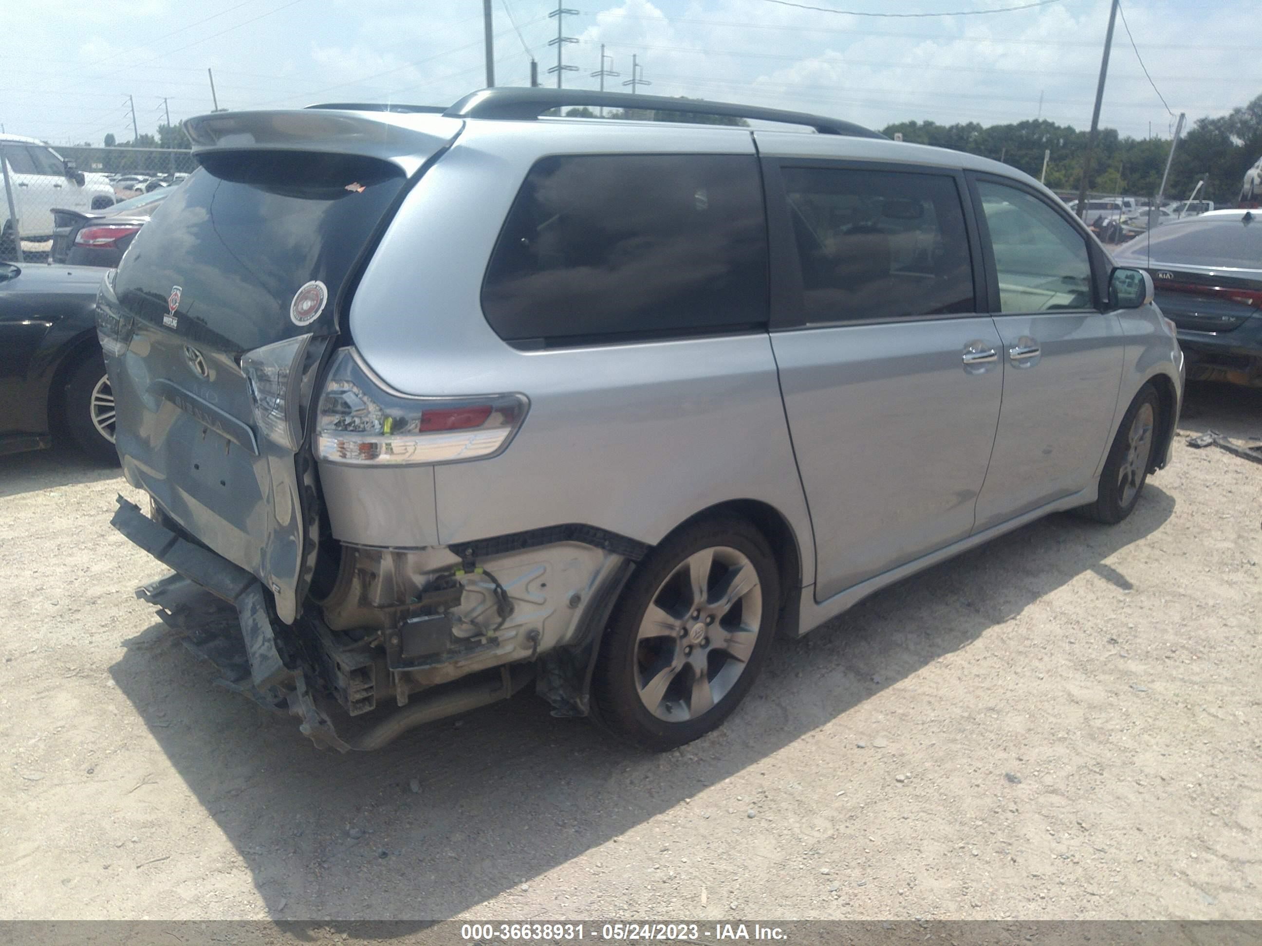 Photo 3 VIN: 5TDXK3DC7ES497342 - TOYOTA SIENNA 