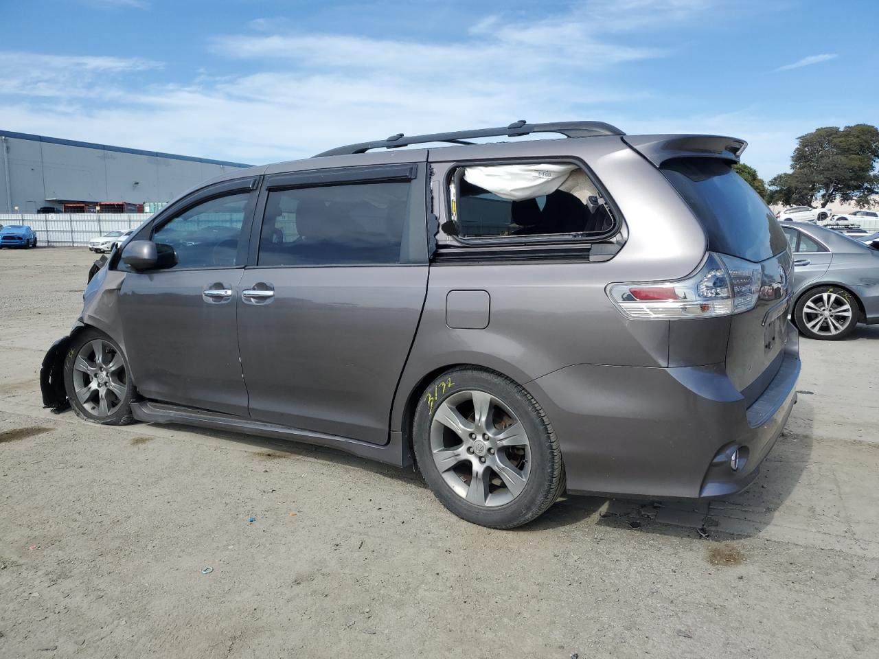 Photo 1 VIN: 5TDXK3DC8GS756066 - TOYOTA SIENNA 