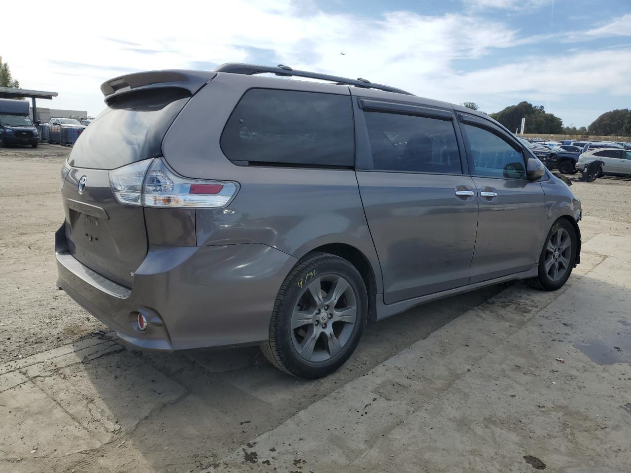 Photo 2 VIN: 5TDXK3DC8GS756066 - TOYOTA SIENNA 