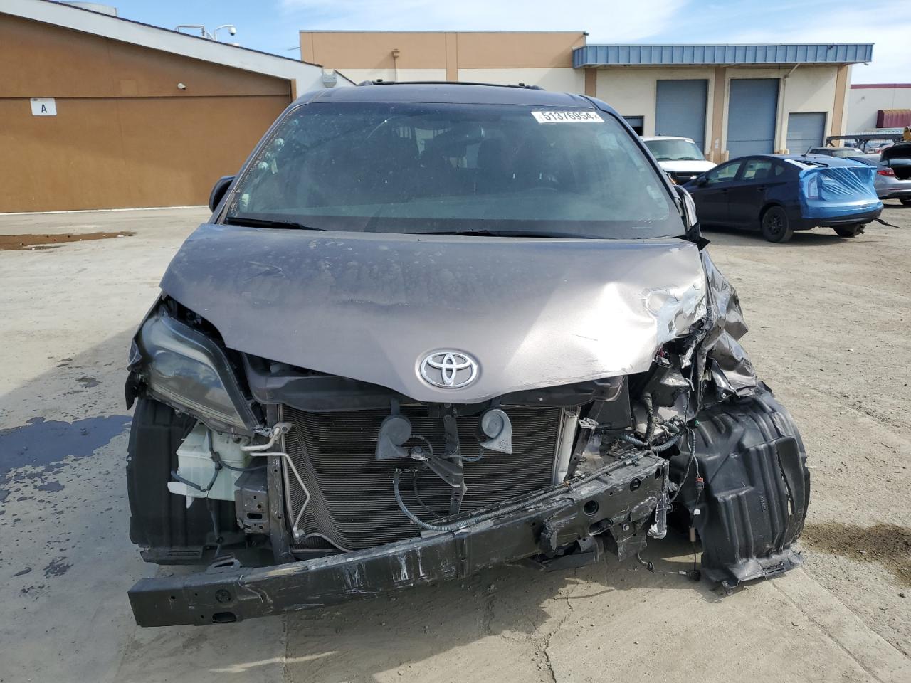 Photo 4 VIN: 5TDXK3DC8GS756066 - TOYOTA SIENNA 