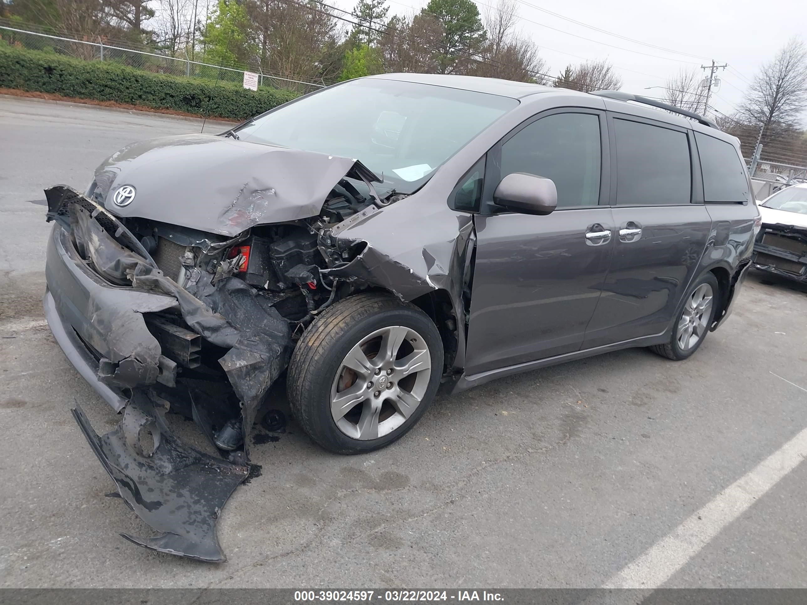 Photo 1 VIN: 5TDXK3DC9DS281359 - TOYOTA SIENNA 