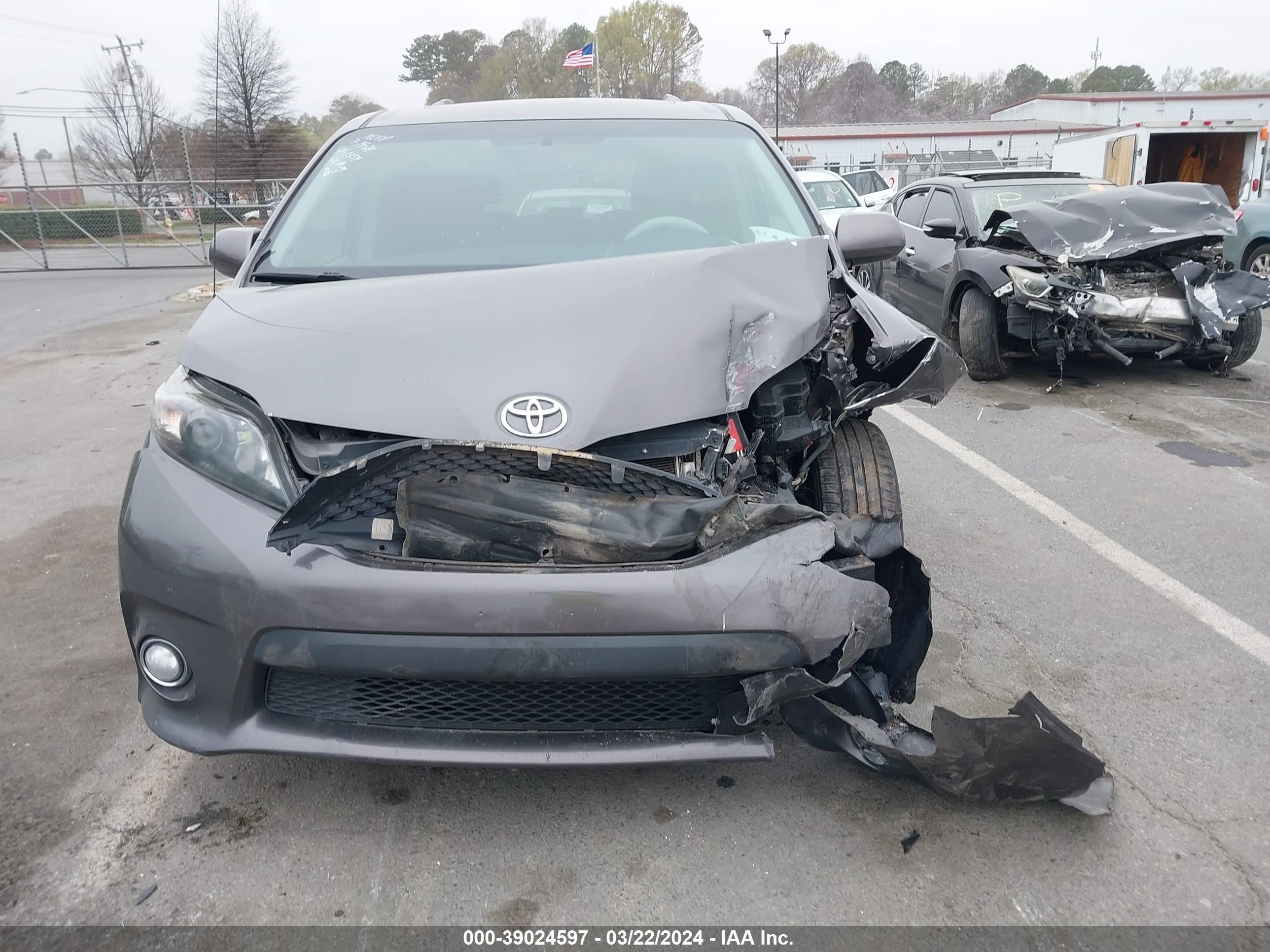 Photo 11 VIN: 5TDXK3DC9DS281359 - TOYOTA SIENNA 