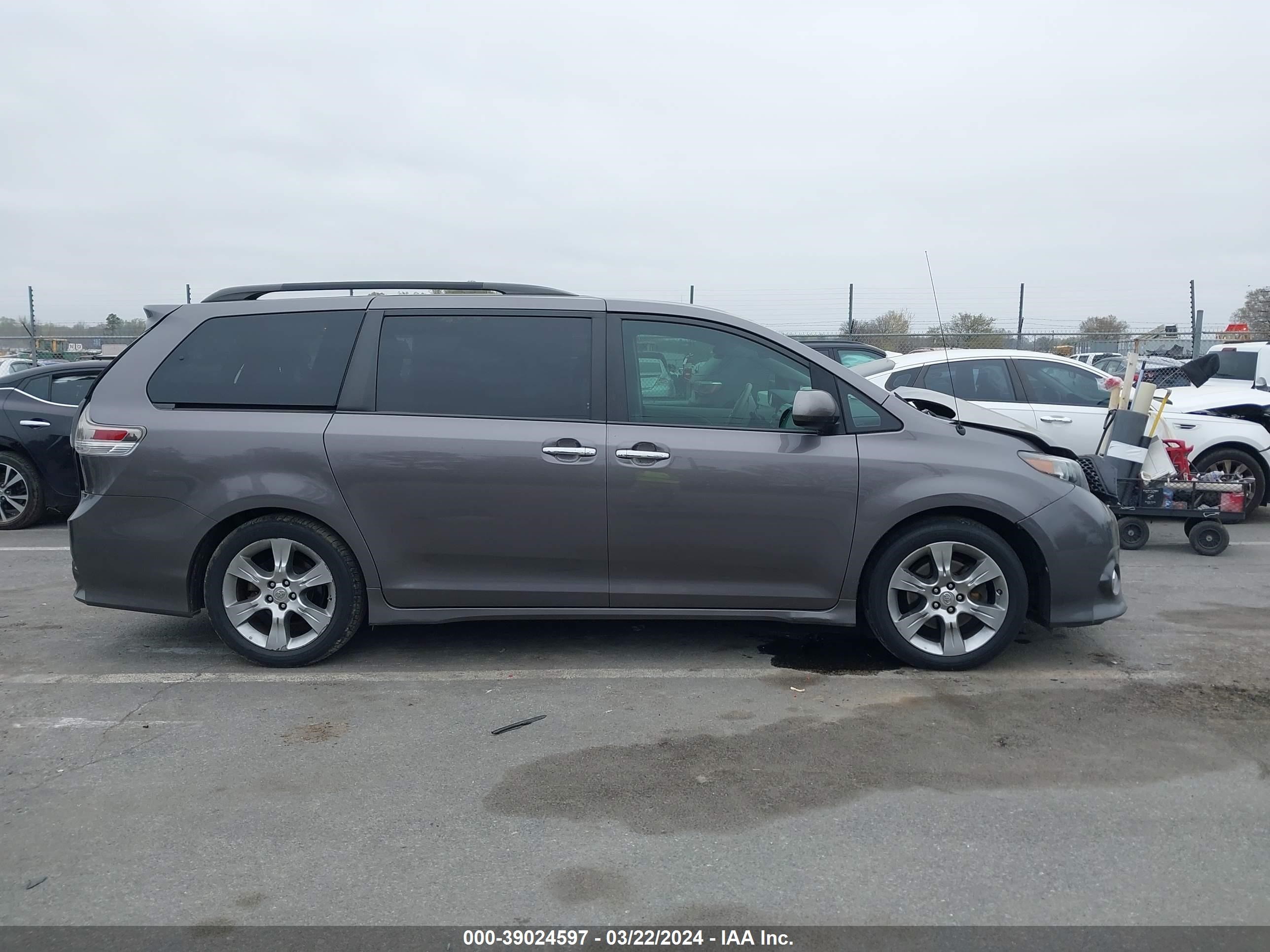 Photo 12 VIN: 5TDXK3DC9DS281359 - TOYOTA SIENNA 