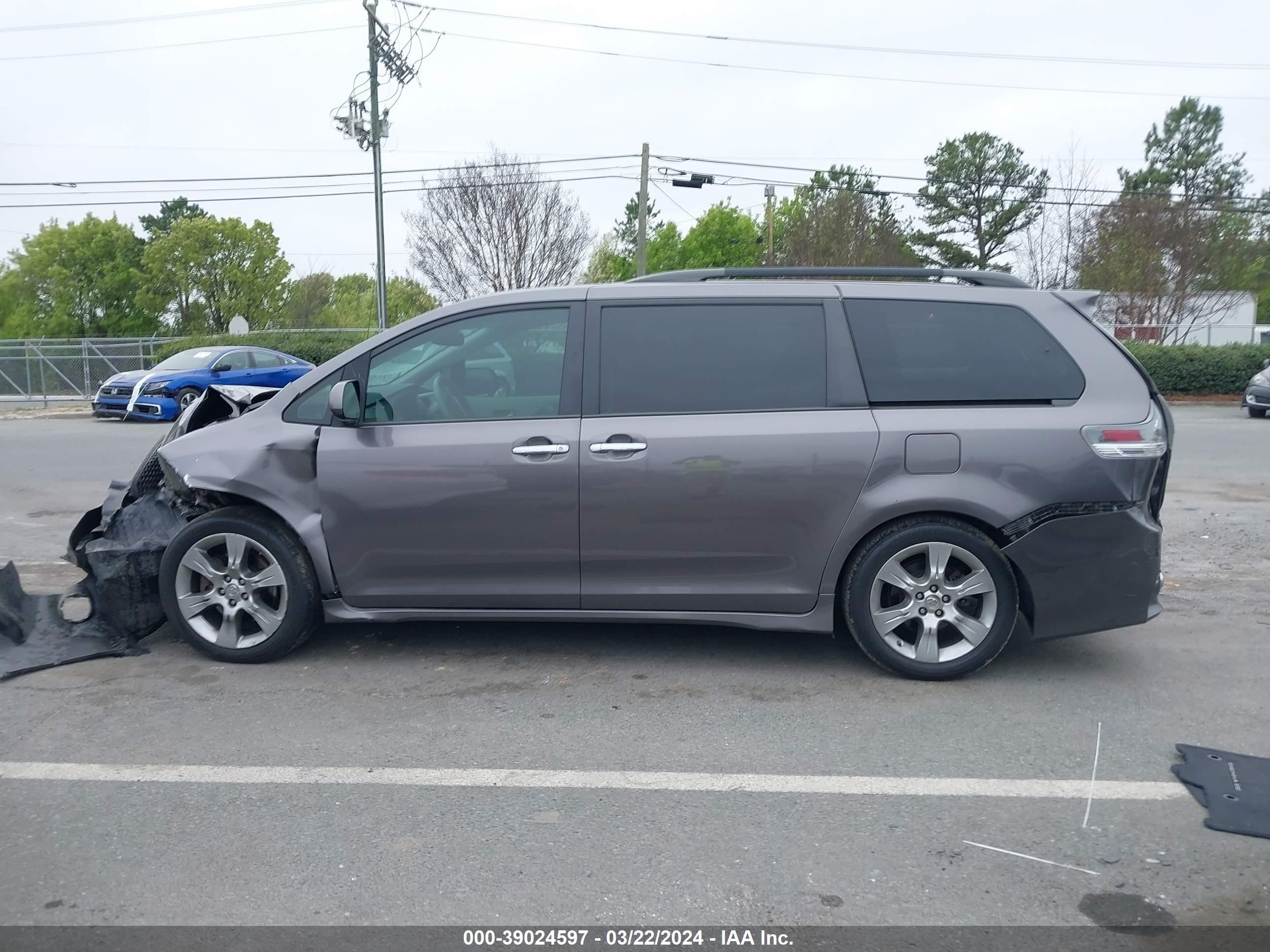 Photo 13 VIN: 5TDXK3DC9DS281359 - TOYOTA SIENNA 