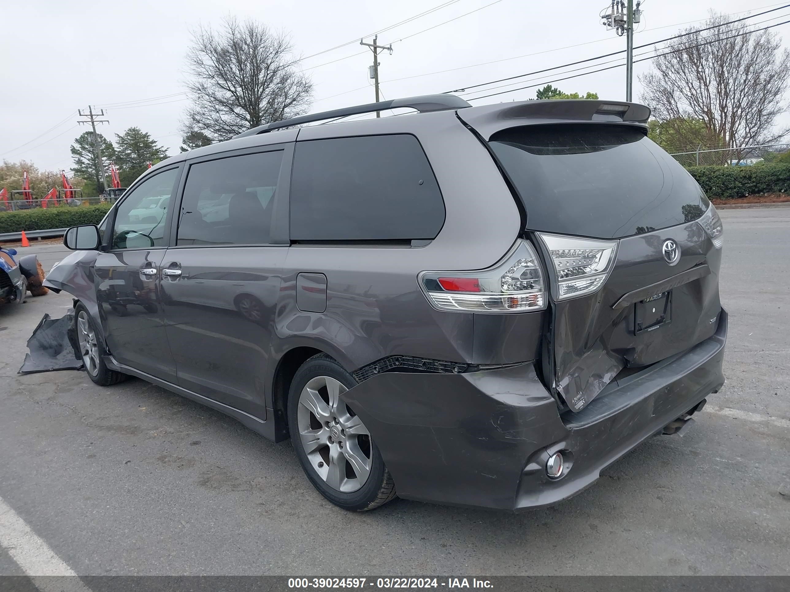 Photo 2 VIN: 5TDXK3DC9DS281359 - TOYOTA SIENNA 