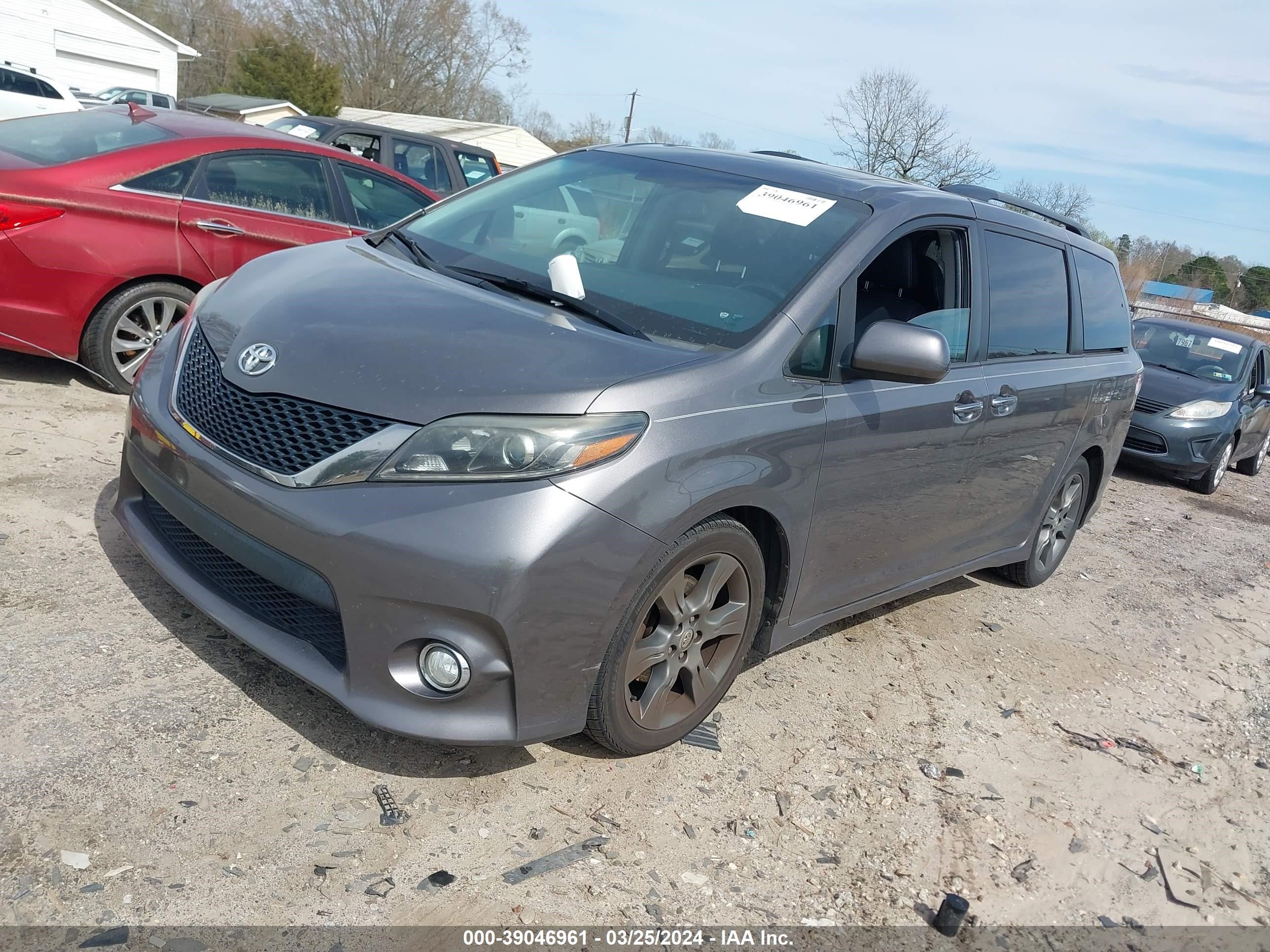 Photo 1 VIN: 5TDXK3DC9GS726994 - TOYOTA SIENNA 