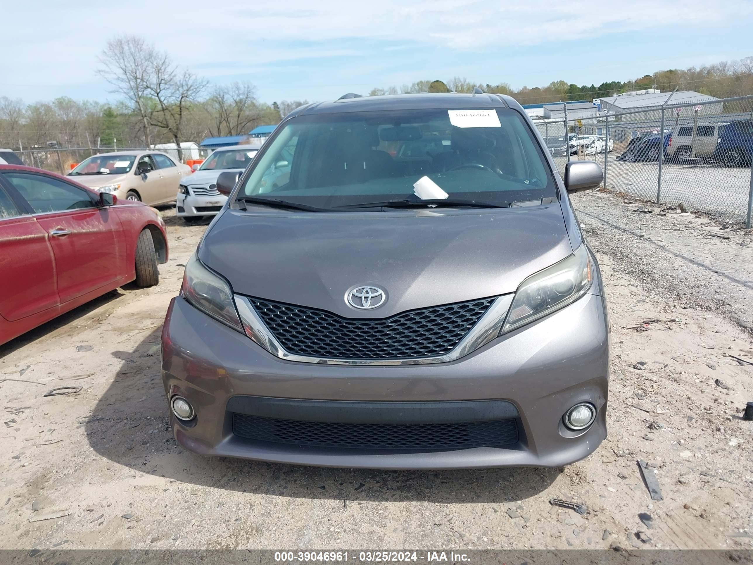 Photo 11 VIN: 5TDXK3DC9GS726994 - TOYOTA SIENNA 