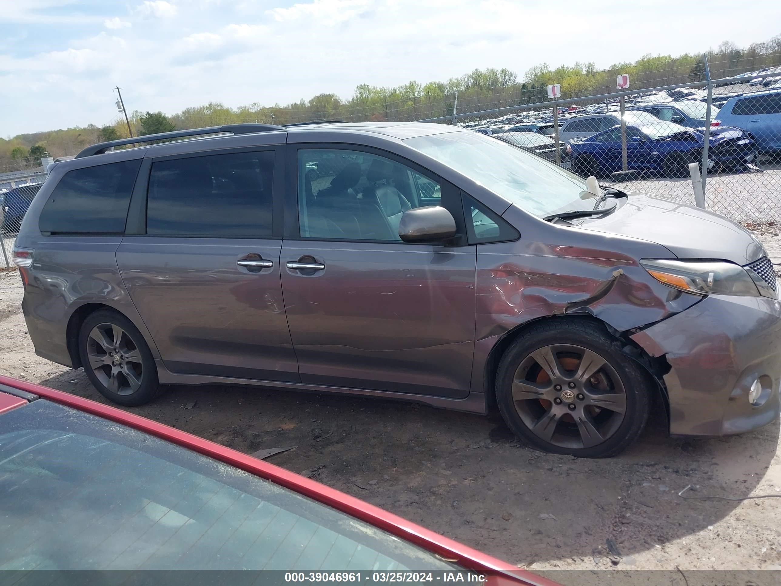 Photo 12 VIN: 5TDXK3DC9GS726994 - TOYOTA SIENNA 