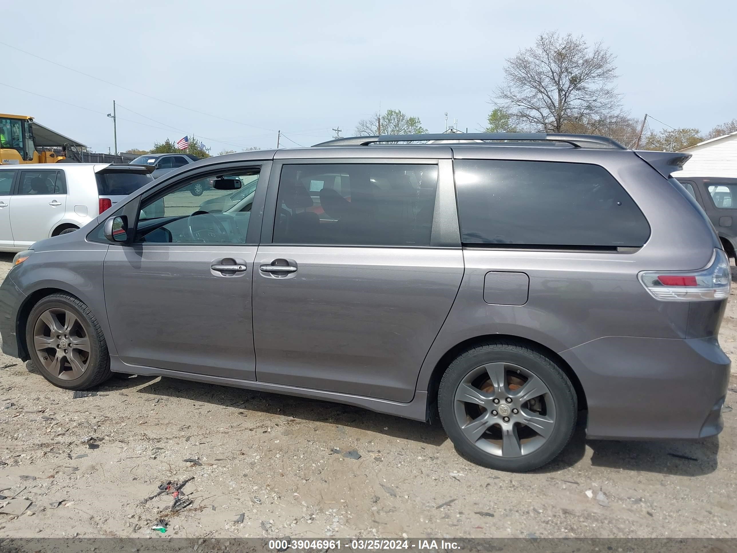 Photo 13 VIN: 5TDXK3DC9GS726994 - TOYOTA SIENNA 