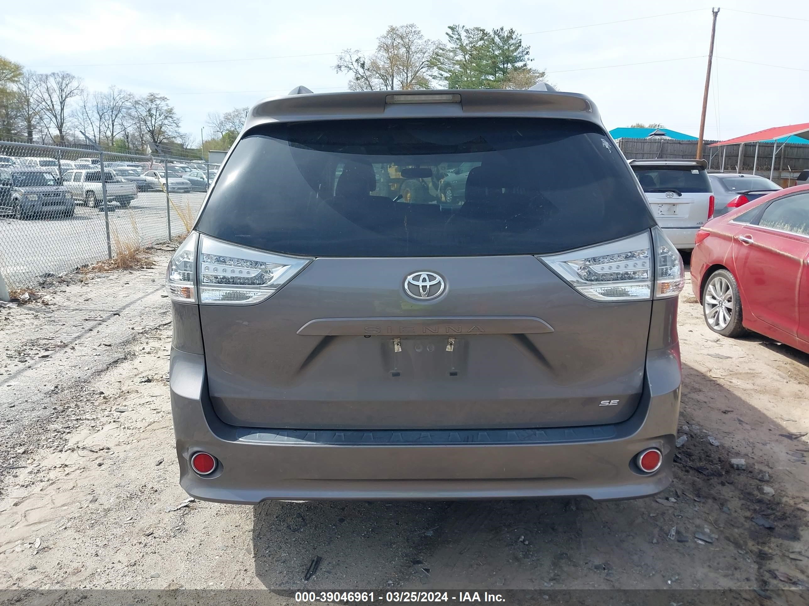 Photo 15 VIN: 5TDXK3DC9GS726994 - TOYOTA SIENNA 