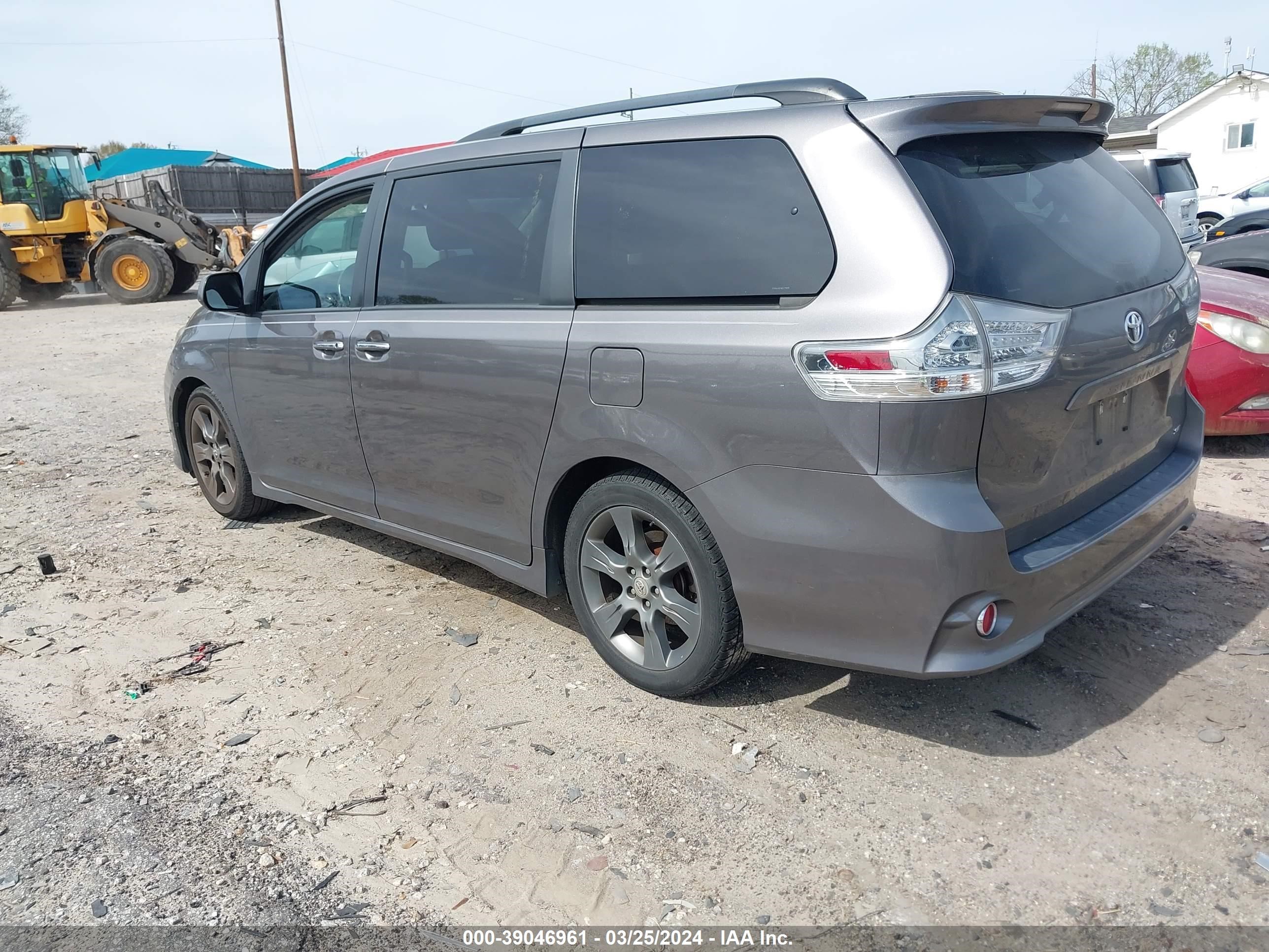 Photo 2 VIN: 5TDXK3DC9GS726994 - TOYOTA SIENNA 