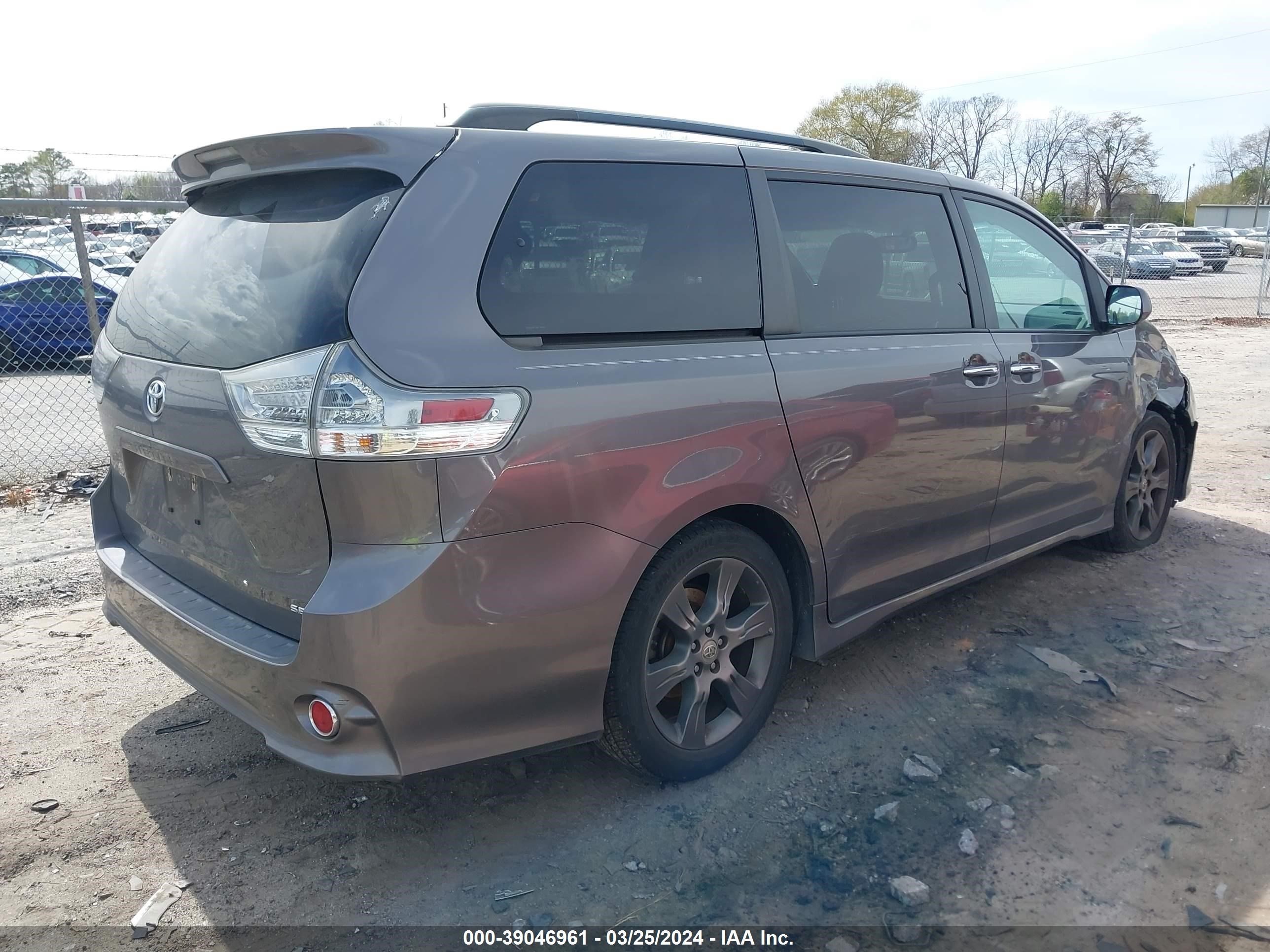 Photo 3 VIN: 5TDXK3DC9GS726994 - TOYOTA SIENNA 